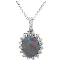 Collier en or blanc massif avec pendentif opale ovale et halo de diamants et chaîne à maillons en câble