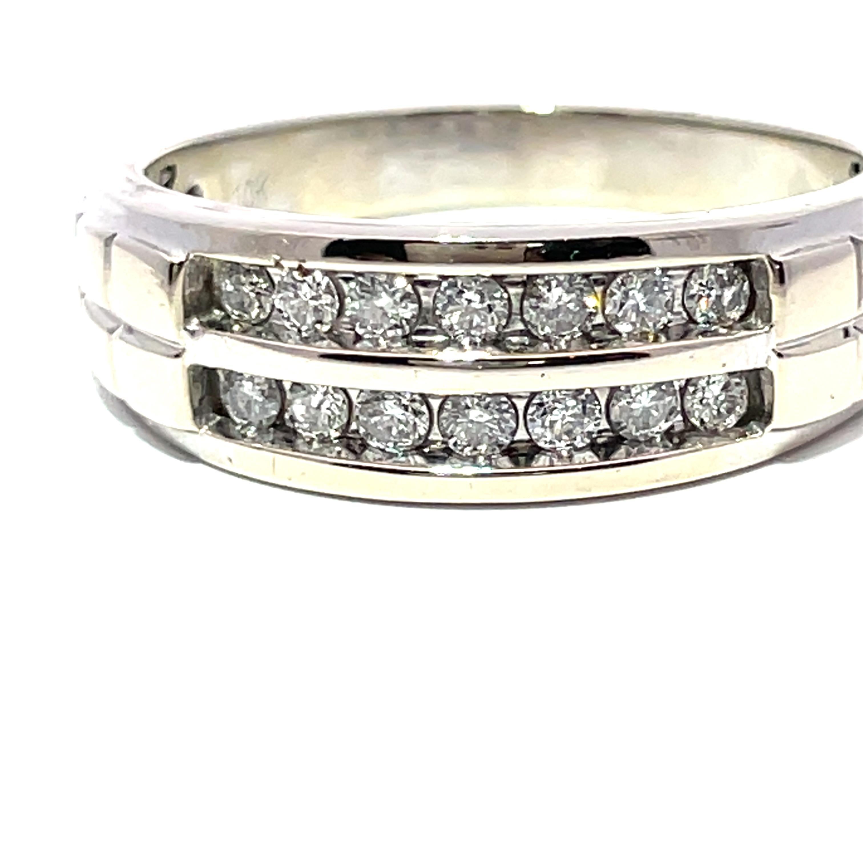 Découvrez l'allure de cette exquise bague à diamant en or blanc massif, qui témoigne d'une élégance raffinée et d'un design moderne. D'un poids total de 1,0 carat, la bague met en valeur des diamants blancs de taille brillant sertis en deux rangées