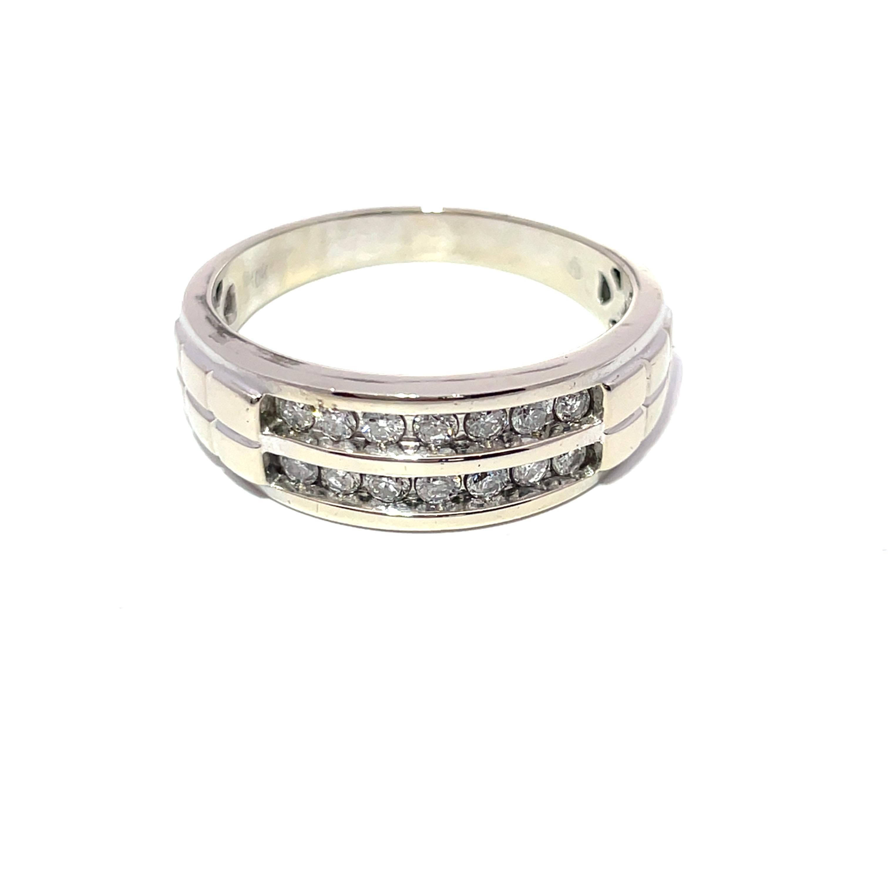 Taille brillant Bague en or blanc massif à deux rangs de couronnes de diamants naturels en vente