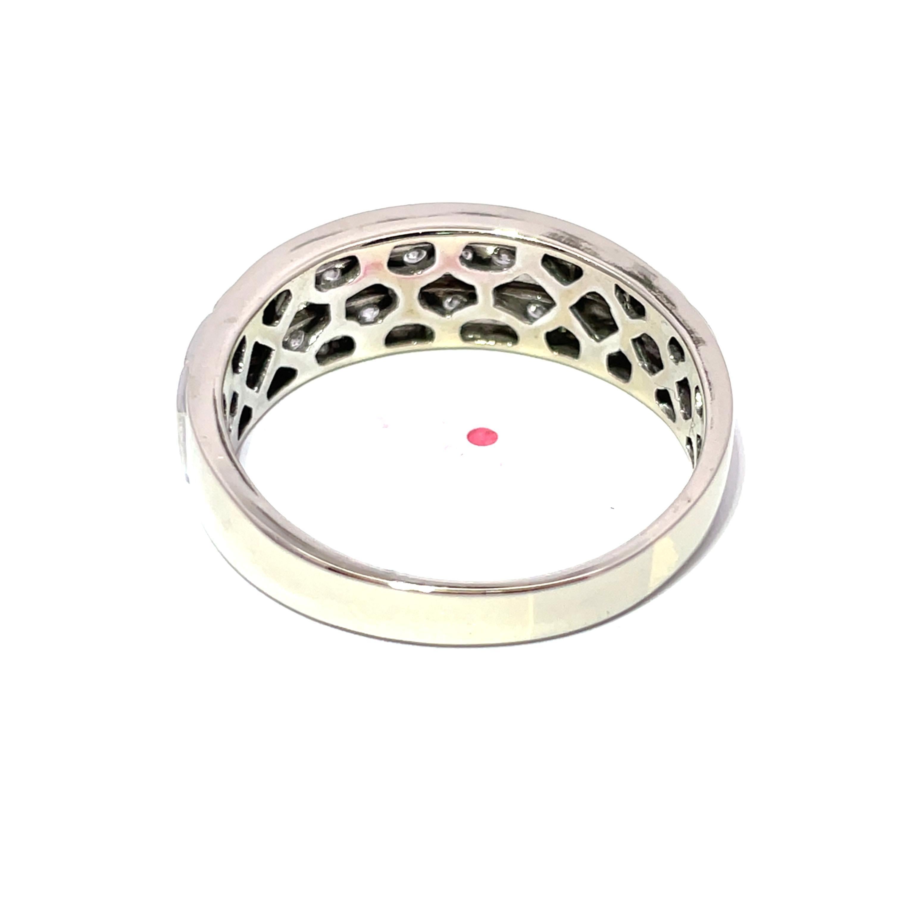 Bague en or blanc massif à deux rangs de couronnes de diamants naturels Excellent état - En vente à New York, NY