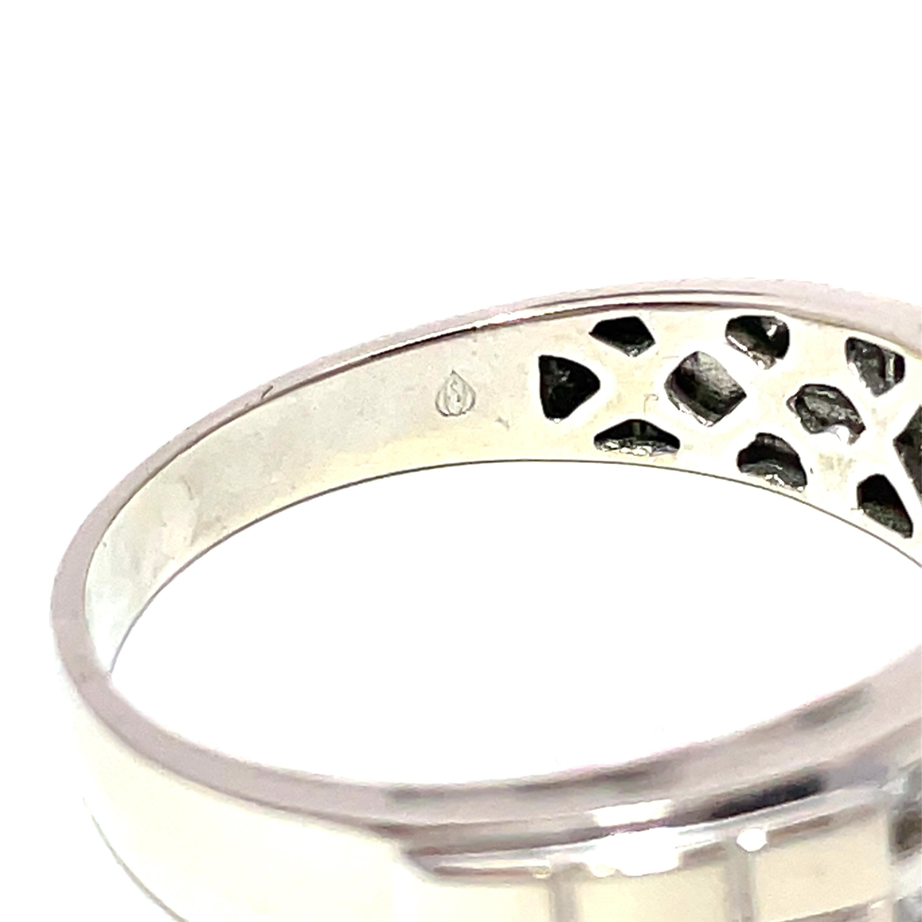 Bague en or blanc massif à deux rangs de couronnes de diamants naturels Unisexe en vente