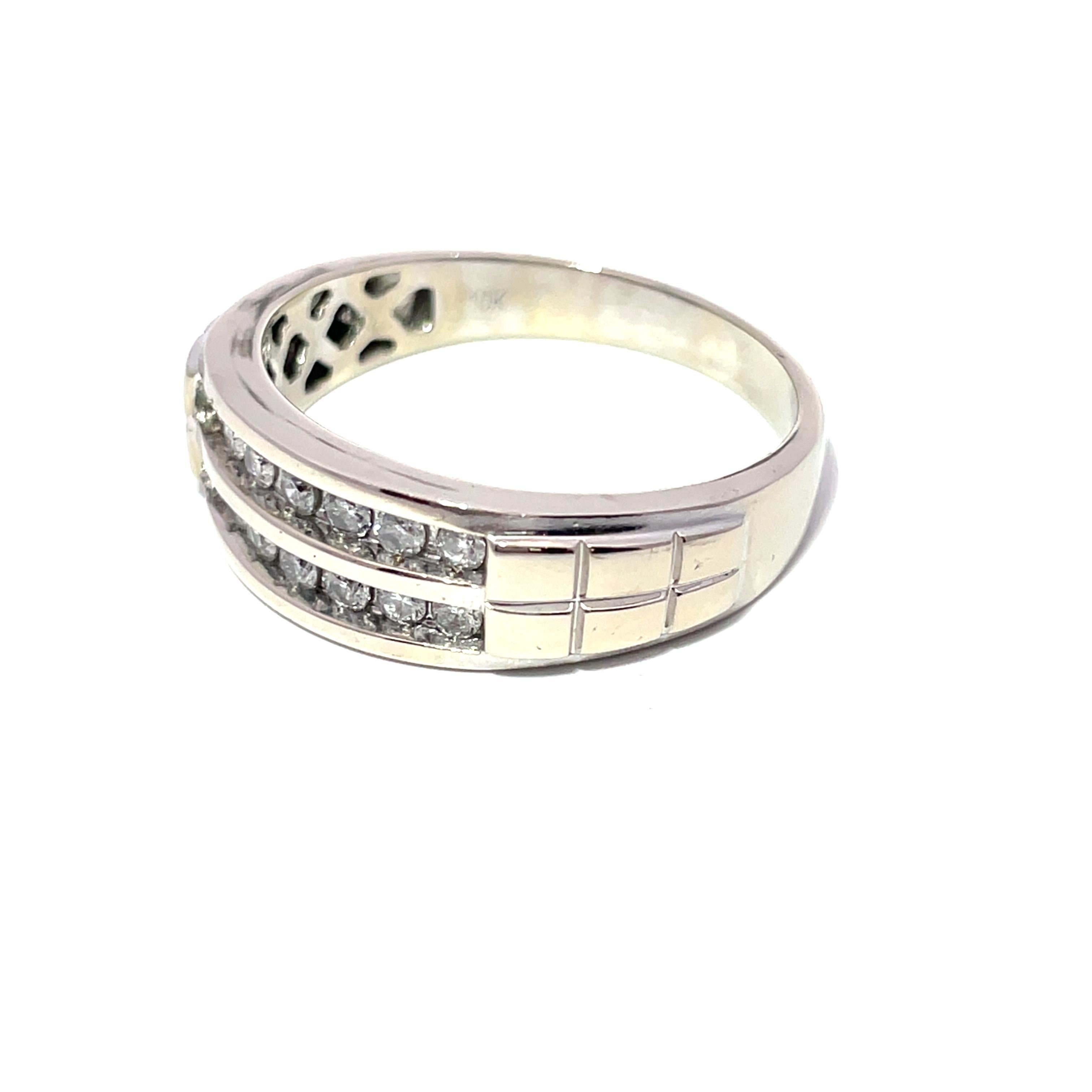 Bague en or blanc massif à deux rangs de couronnes de diamants naturels en vente 1