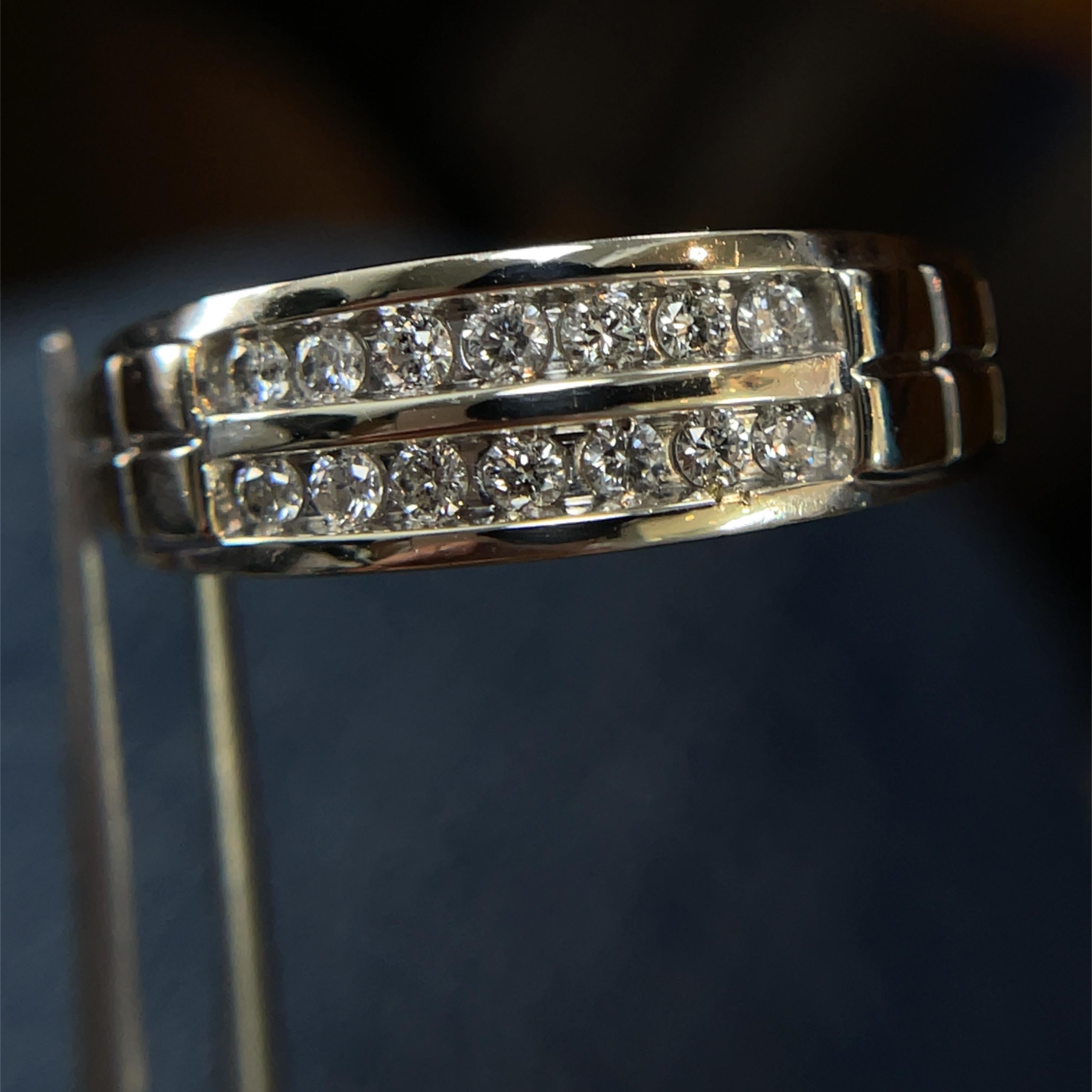 Bague en or blanc massif à deux rangs de couronnes de diamants naturels en vente 3