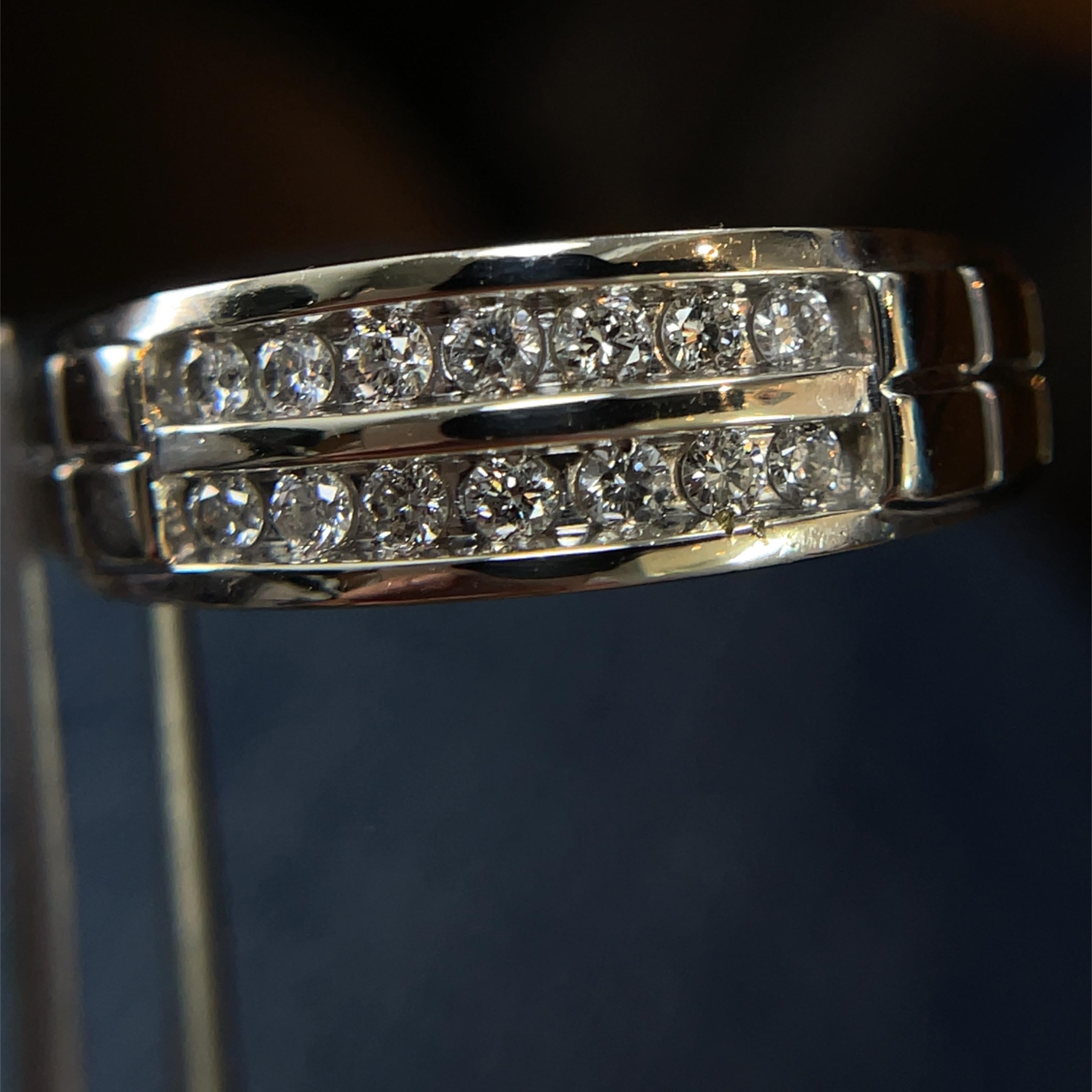 Bague en or blanc massif à deux rangs de couronnes de diamants naturels en vente 4