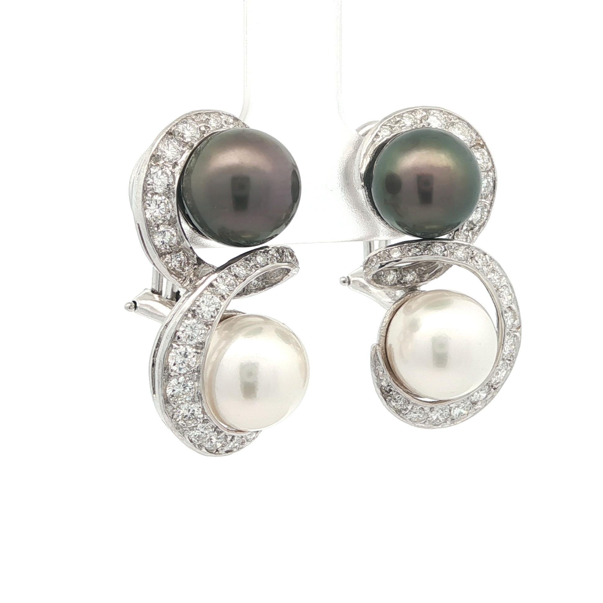 Taglio rotondo Orecchini a goccia in oro bianco massiccio con perle di Tahiti bianche e grigie e diamanti a forma di vortice in vendita
