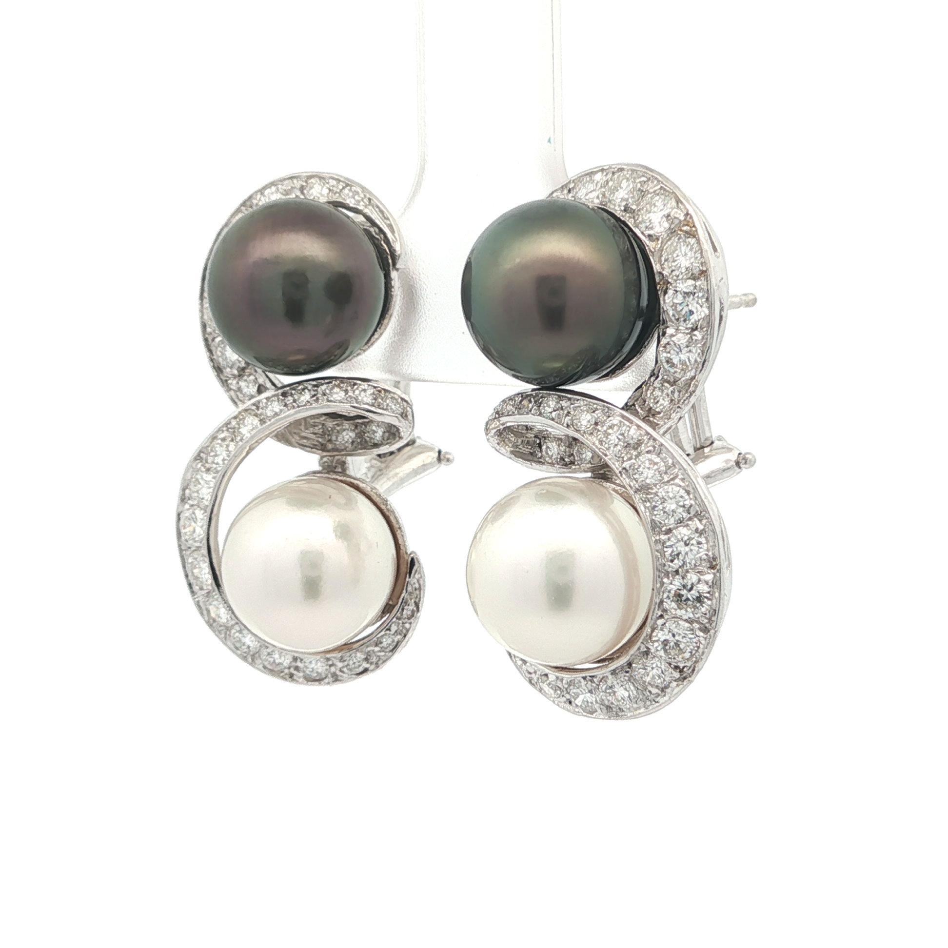 Orecchini a goccia in oro bianco massiccio con perle di Tahiti bianche e grigie e diamanti a forma di vortice In condizioni buone in vendita a Montclair, NJ