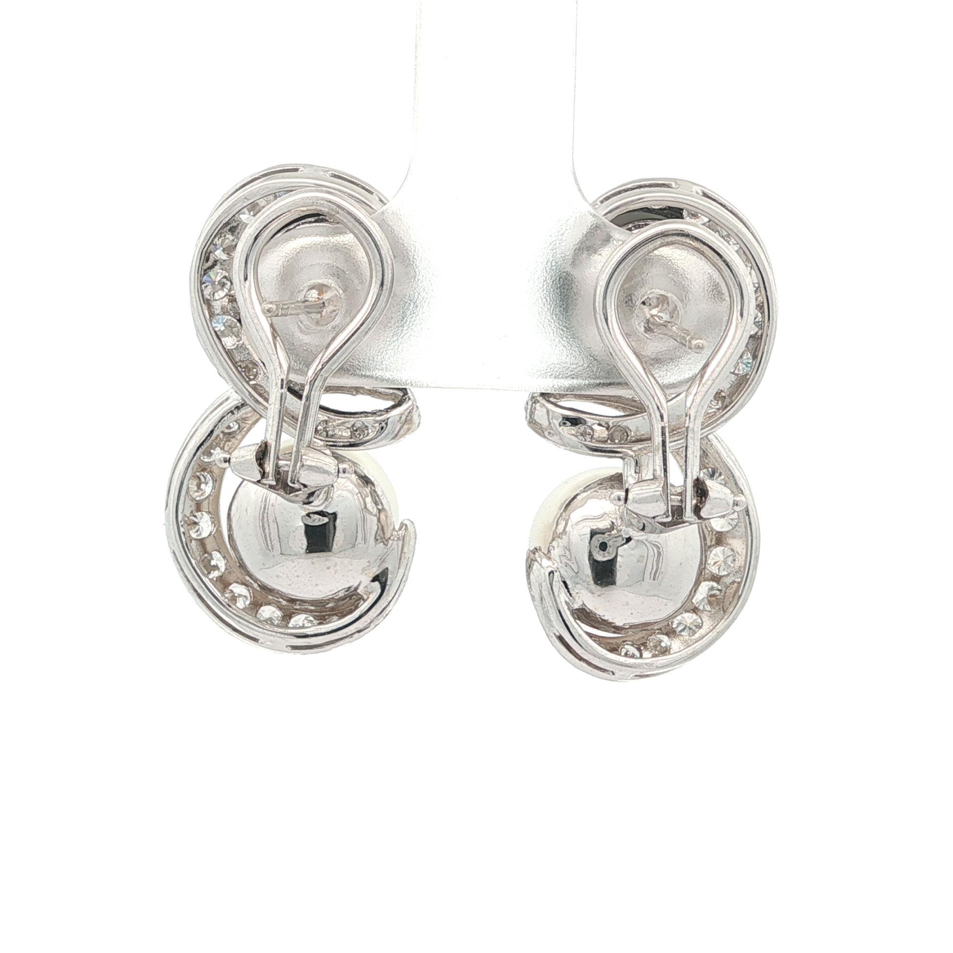 Orecchini a goccia in oro bianco massiccio con perle di Tahiti bianche e grigie e diamanti a forma di vortice in vendita 1