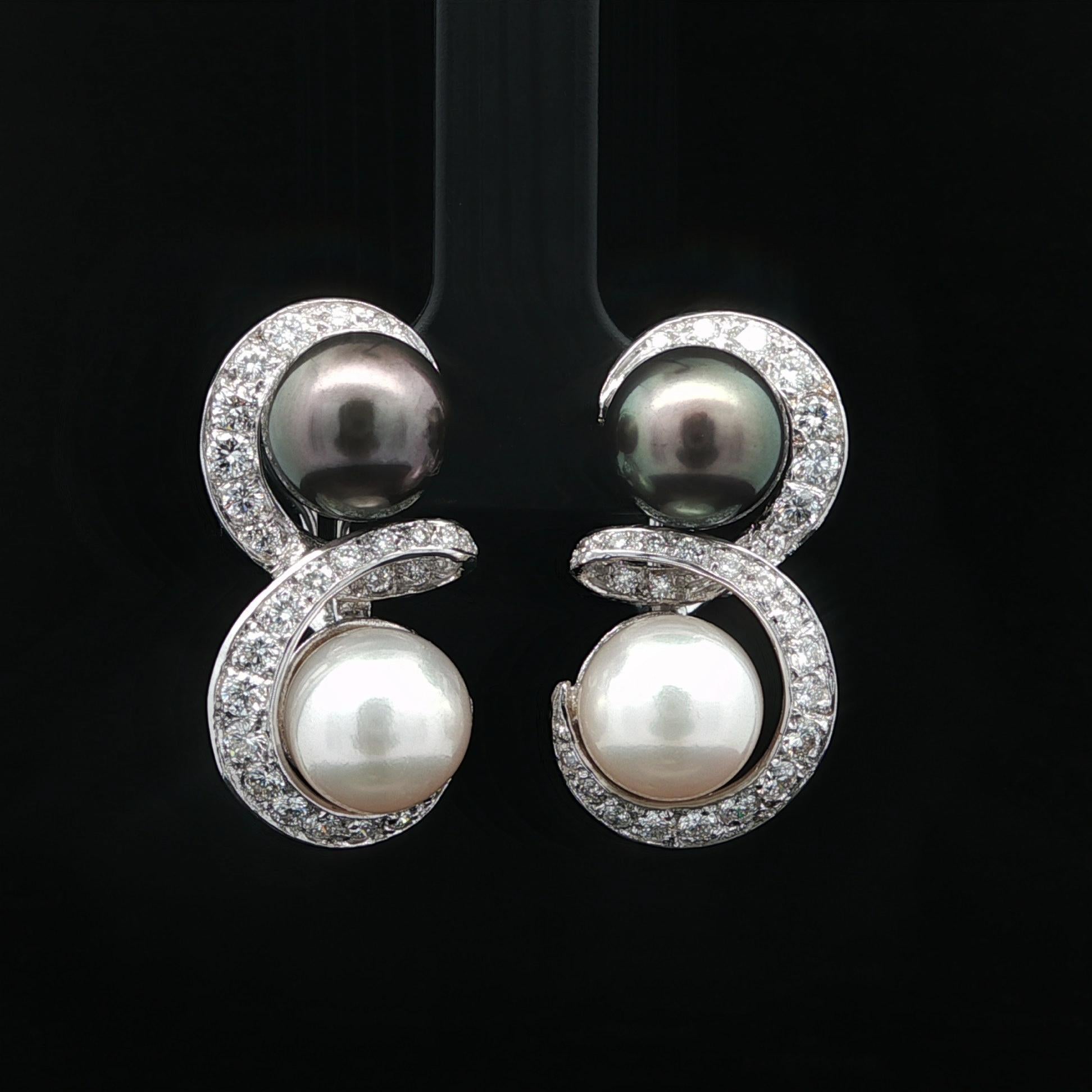 Orecchini a goccia in oro bianco massiccio con perle di Tahiti bianche e grigie e diamanti a forma di vortice in vendita 2