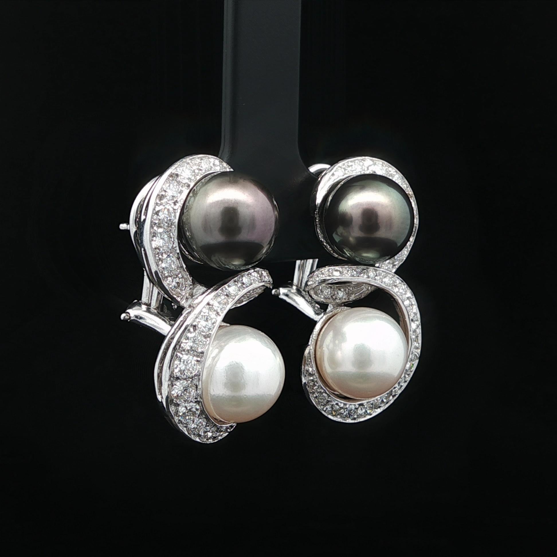Orecchini a goccia in oro bianco massiccio con perle di Tahiti bianche e grigie e diamanti a forma di vortice in vendita 3