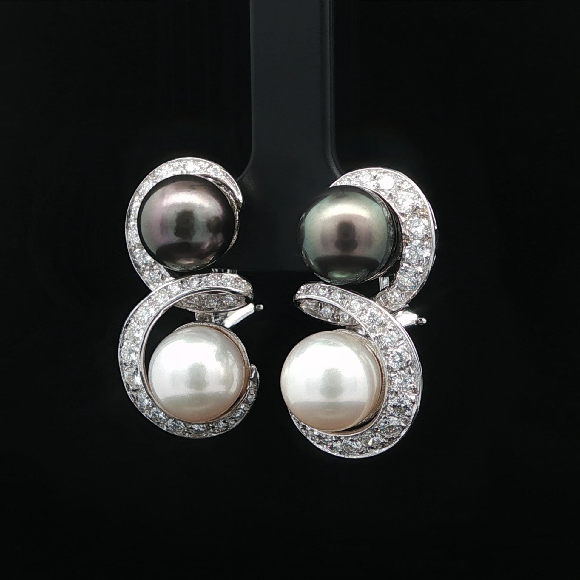 Orecchini a goccia in oro bianco massiccio con perle di Tahiti bianche e grigie e diamanti a forma di vortice in vendita 4