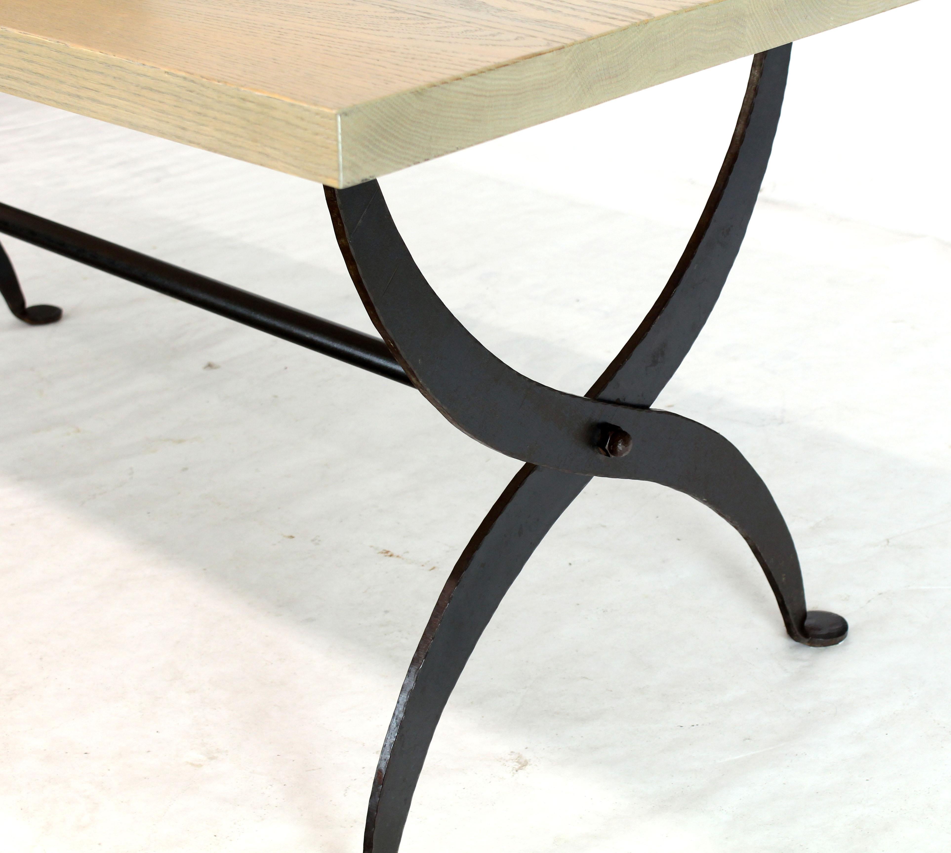 Chêne Table de salle à manger de moisson en chêne massif à finition blanchie à la chaux avec plateau ciseau et base en fer forgé en vente