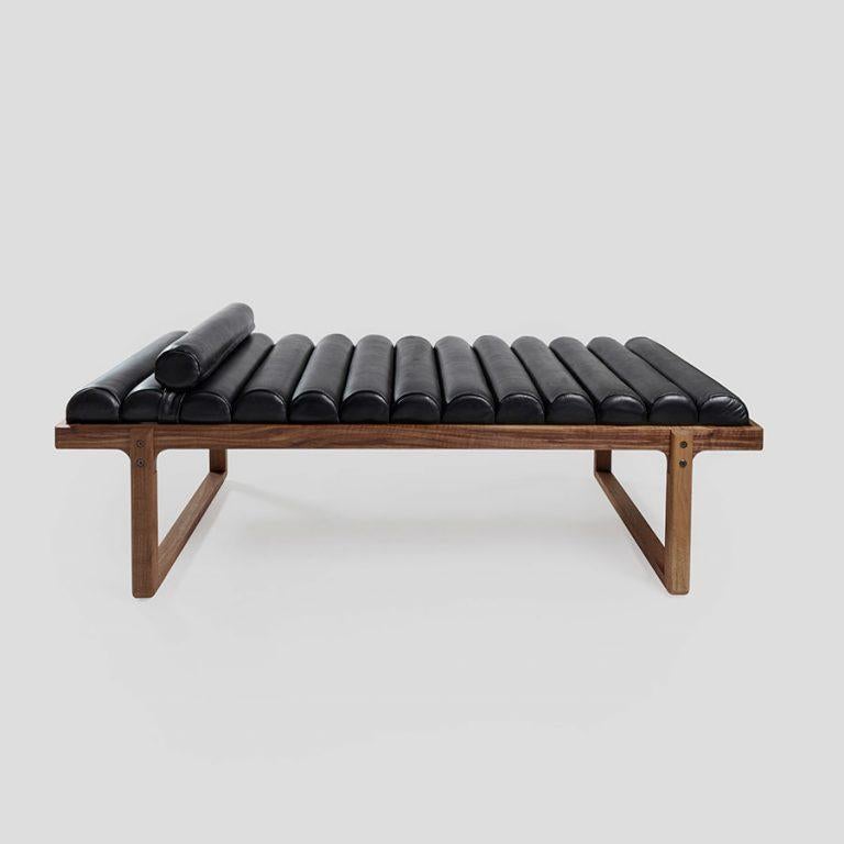 Le banc Arcada conçu par Unicuo est une pièce remarquable qui fusionne le charme rustique et l'élégance contemporaine. Sa forme unique, composée d'arcs amortis indépendamment, invite à la détente tout en offrant une réinterprétation ludique du