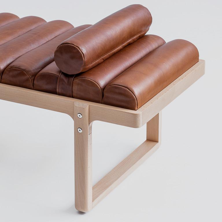 Moderne Banc Arcada en bois massif et cuir en vente
