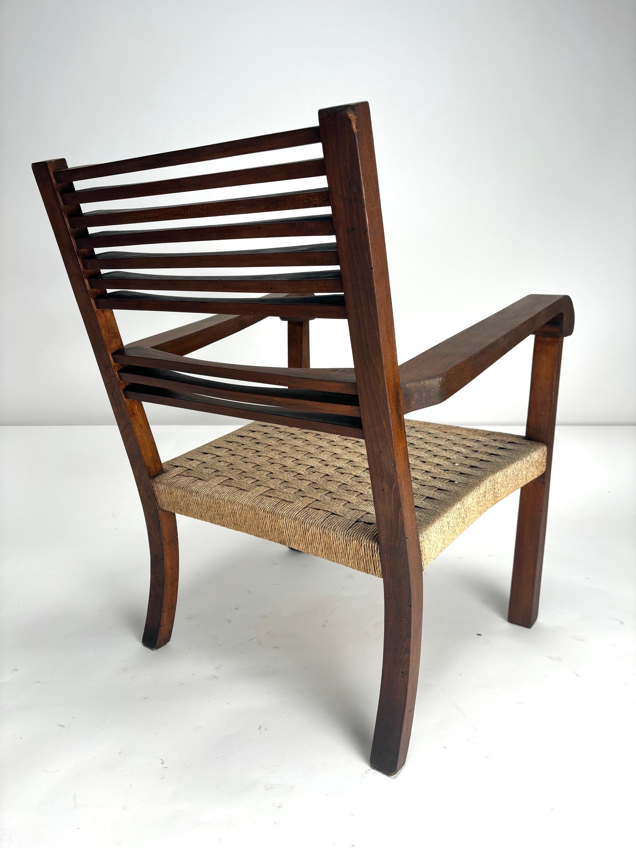 Metà XX secolo Poltrona in legno massiccio e corda, stile Giuseppe Pagano, Italia, anni '30 in vendita