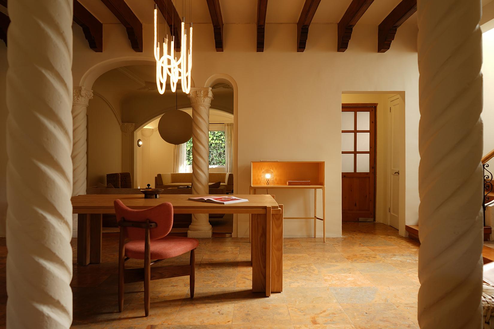 Silla de comedor de madera maciza y tapizada de mediados de siglo, moderna y orgánica Siglo XXI y contemporáneo en venta