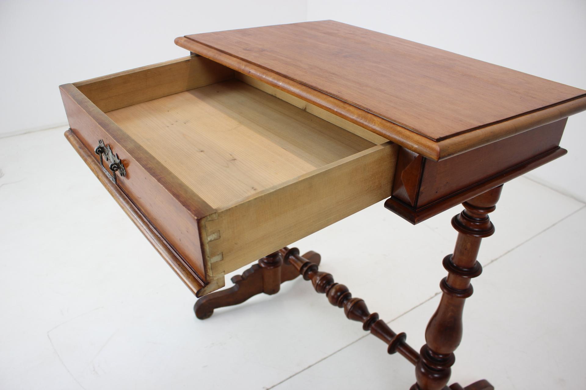 Solid Wood and Veneer Sewing Table, circa 1895 In Good Condition For Sale In Praha, CZ