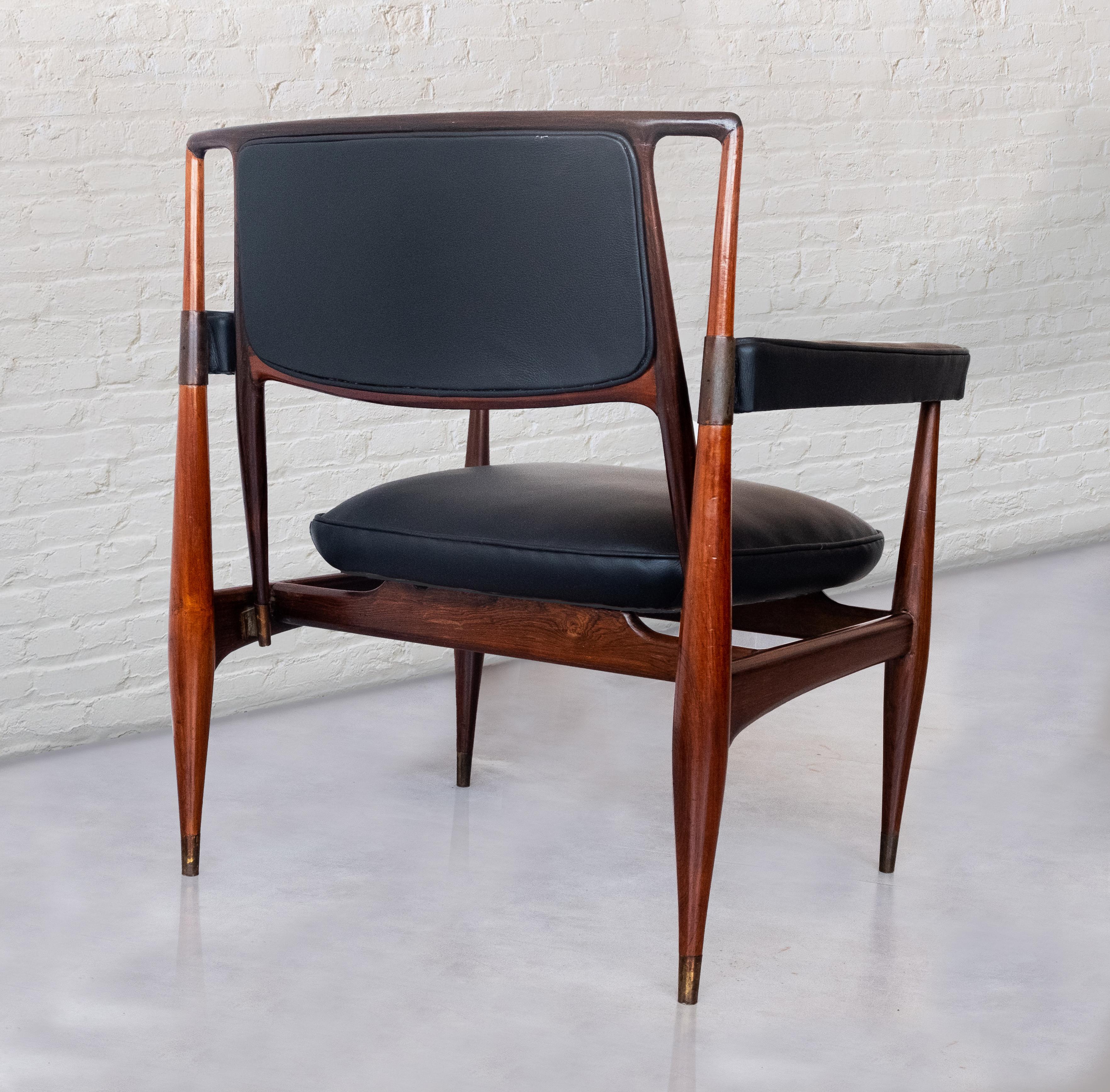 Móveis Ambiente, solid wood and leather armchair, 
Brasil, 1960s

A rare and exquisite armchair made in solid hardwood with brass fixing parts. 
Presenting very unique design features, this is a rare chair. 
This piece appears in a 1962 project by