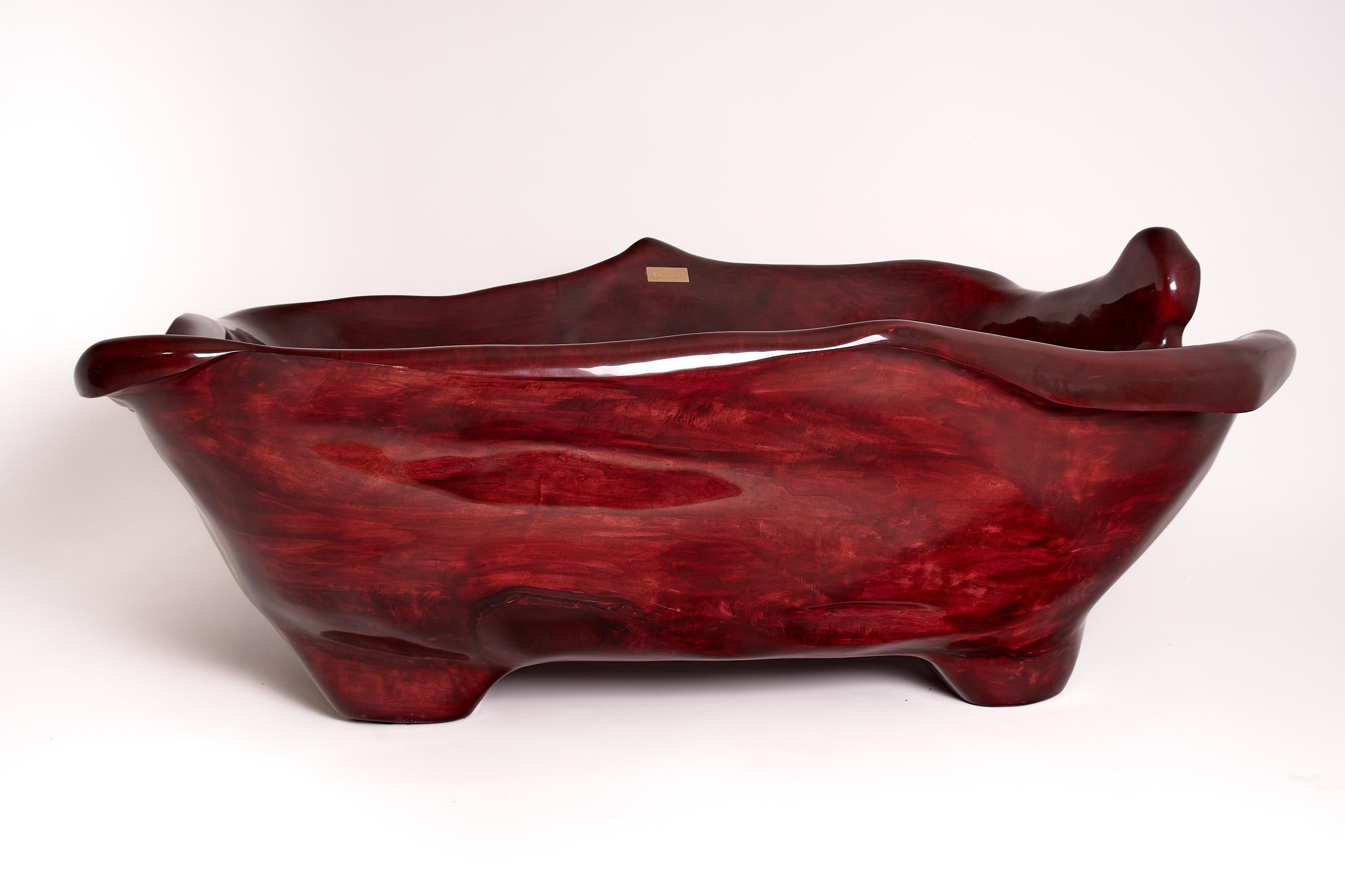 Sculpture fonctionnelle unique sculptée dans une seule pièce de bois en forme de baignoire. Cette magnifique baignoire est sculptée par des artistes disposant d'outils électriques de base pour la sculpture sur bois et soucieux de chaque détail. Bois
