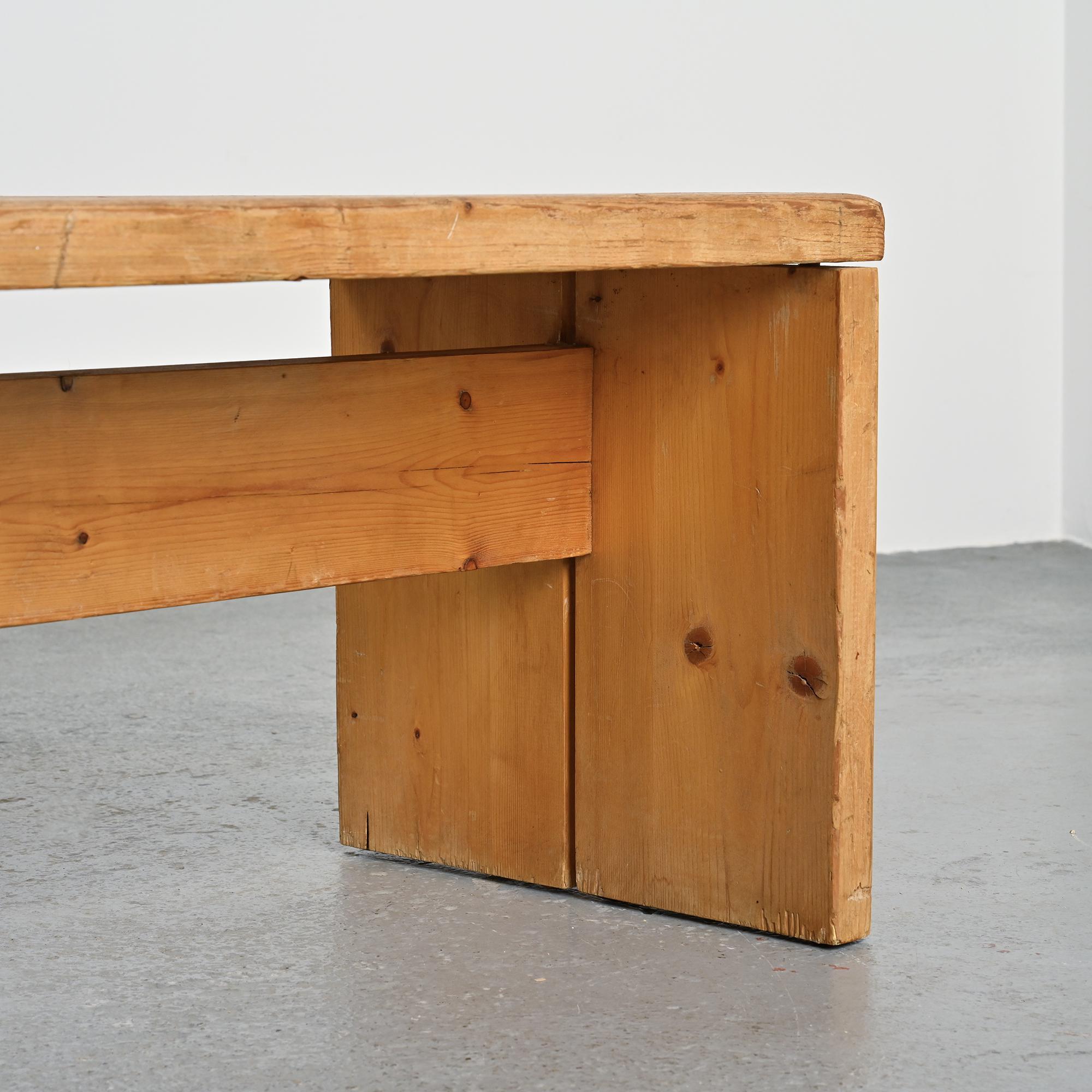 Banco de madera maciza, Les Arcs, hacia 1970 en venta 4