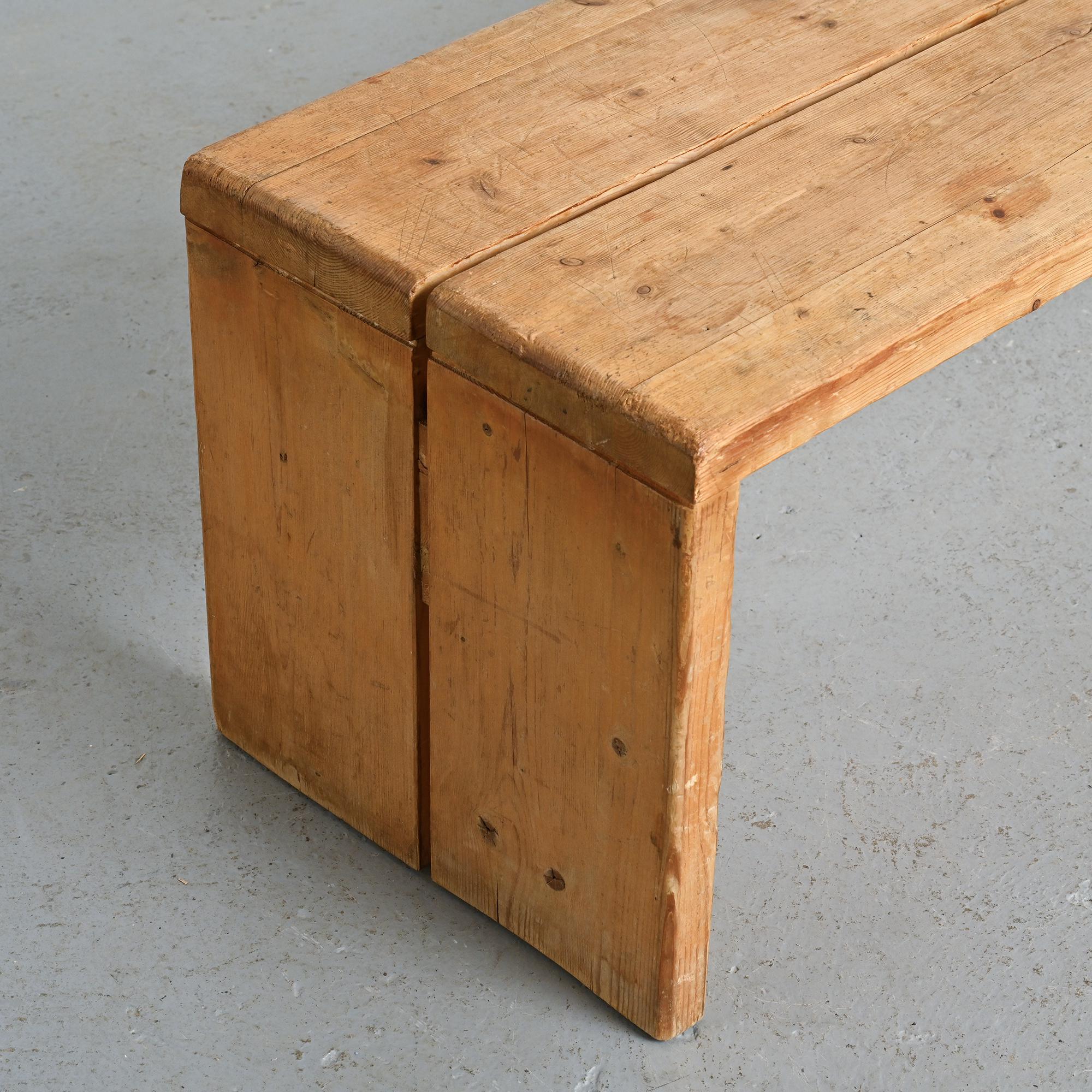 Banco de madera maciza, Les Arcs, hacia 1970 en venta 5