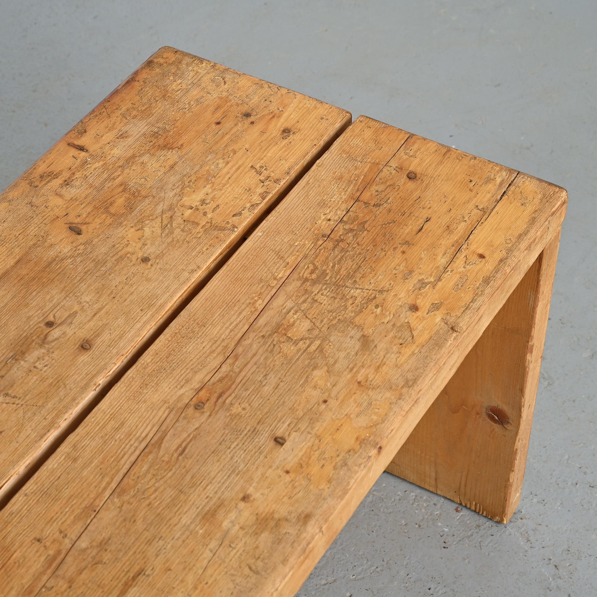 Banco de madera maciza, Les Arcs, hacia 1970 en venta 6