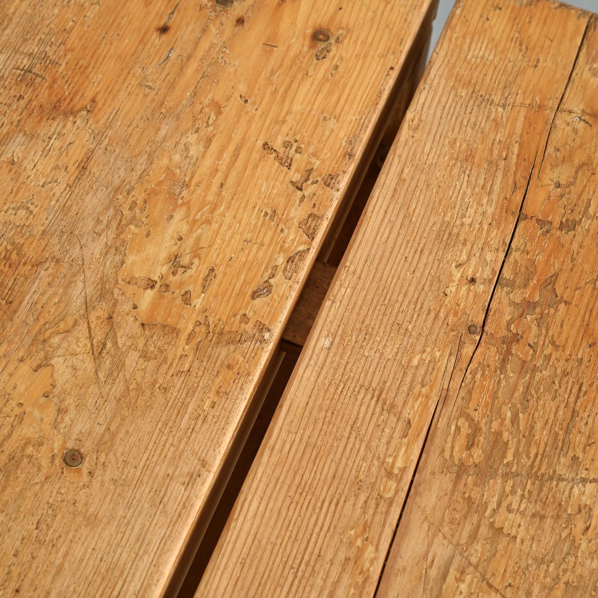 
Banco de madera maciza procedente del mobiliario de la estación de esquí de Les Arcs en los años 70.

Su robusta construcción utiliza gruesos tablones de madera maciza que descansan sobre patas laterales monolíticas, típicas de los muebles