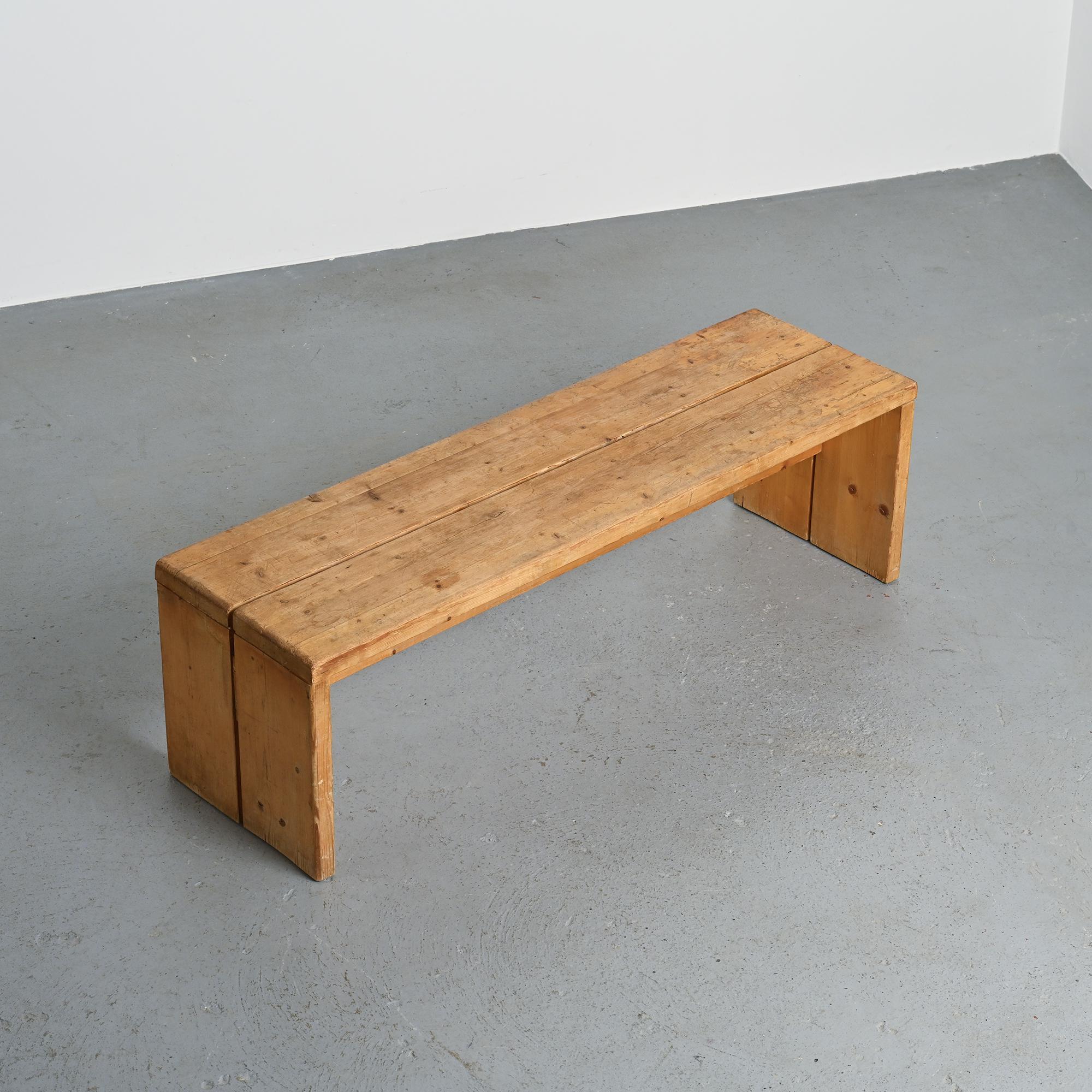 Banco de madera maciza, Les Arcs, hacia 1970 Moderno de mediados de siglo en venta