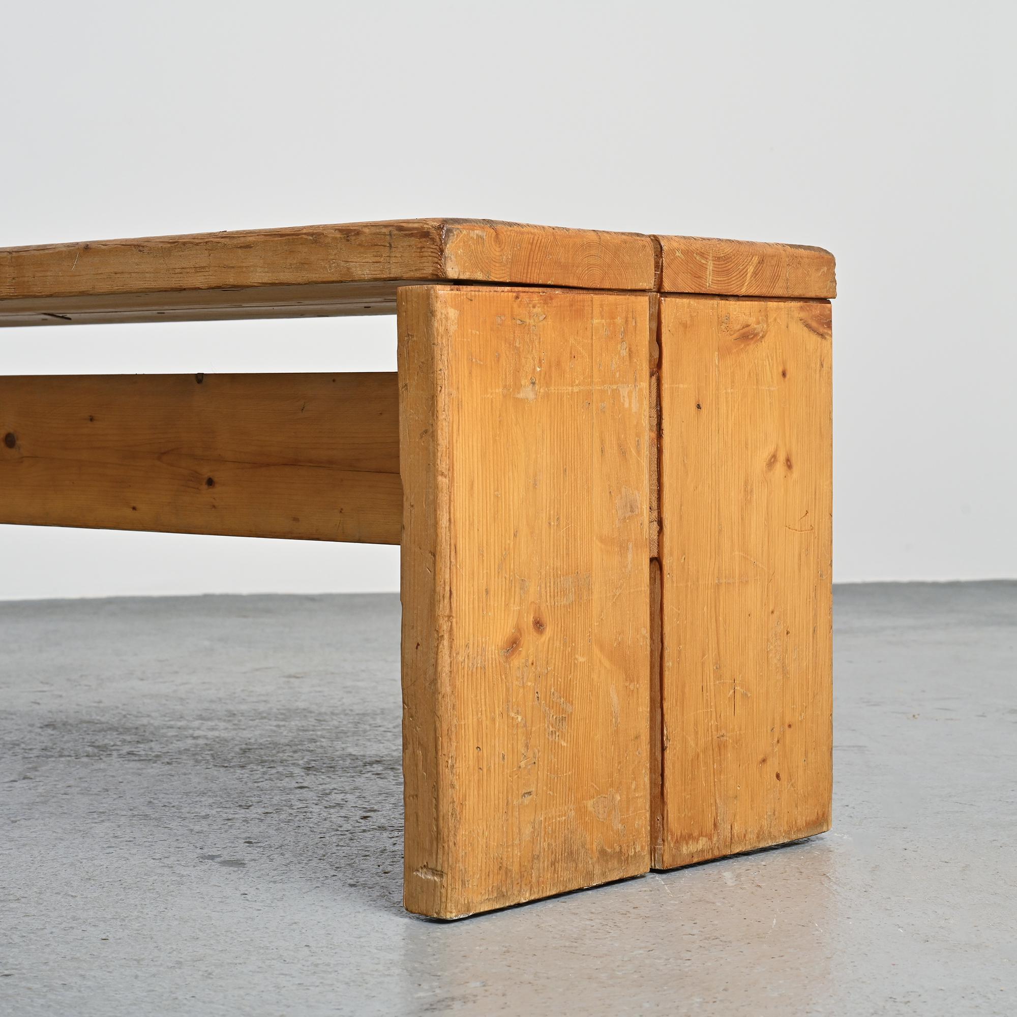 Banco de madera maciza, Les Arcs, hacia 1970 en venta 1