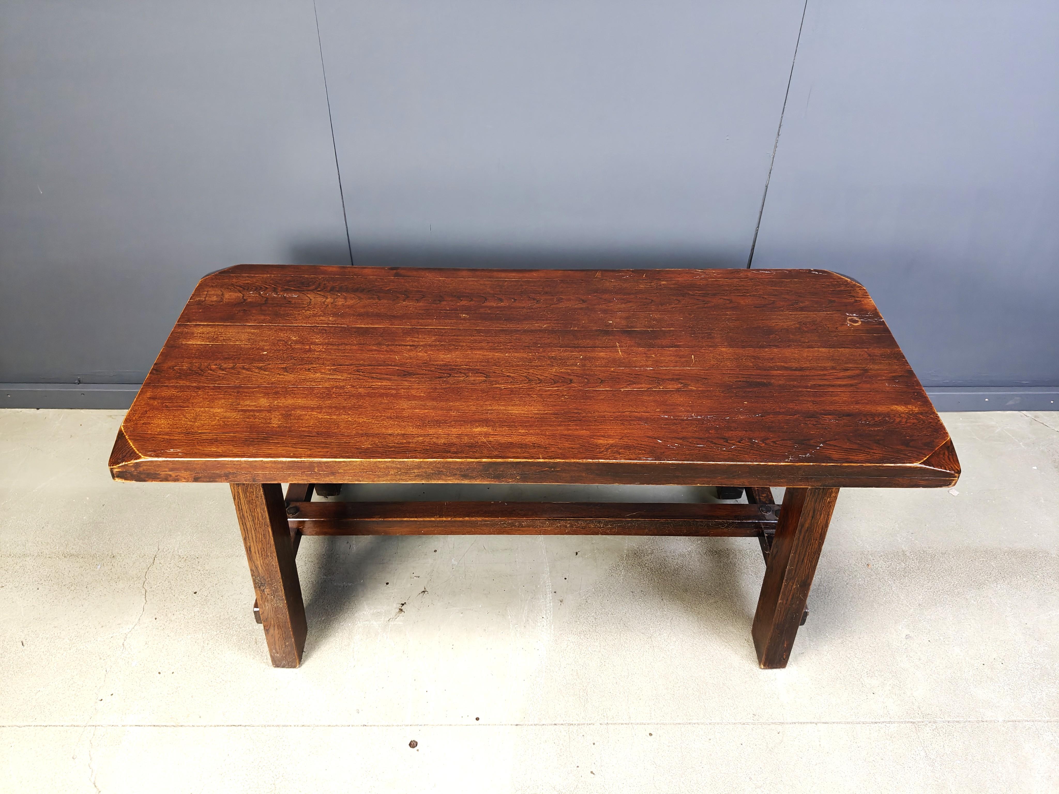 Table de salle à manger brutaliste, robuste et fabriquée à la main, avec un plateau épais en bois massif et une base solide.

Fabriqué en chêne.

Pièce idéale pour contraster avec les intérieurs modernes, rustiques,...

Bon état.

Années 1960 -