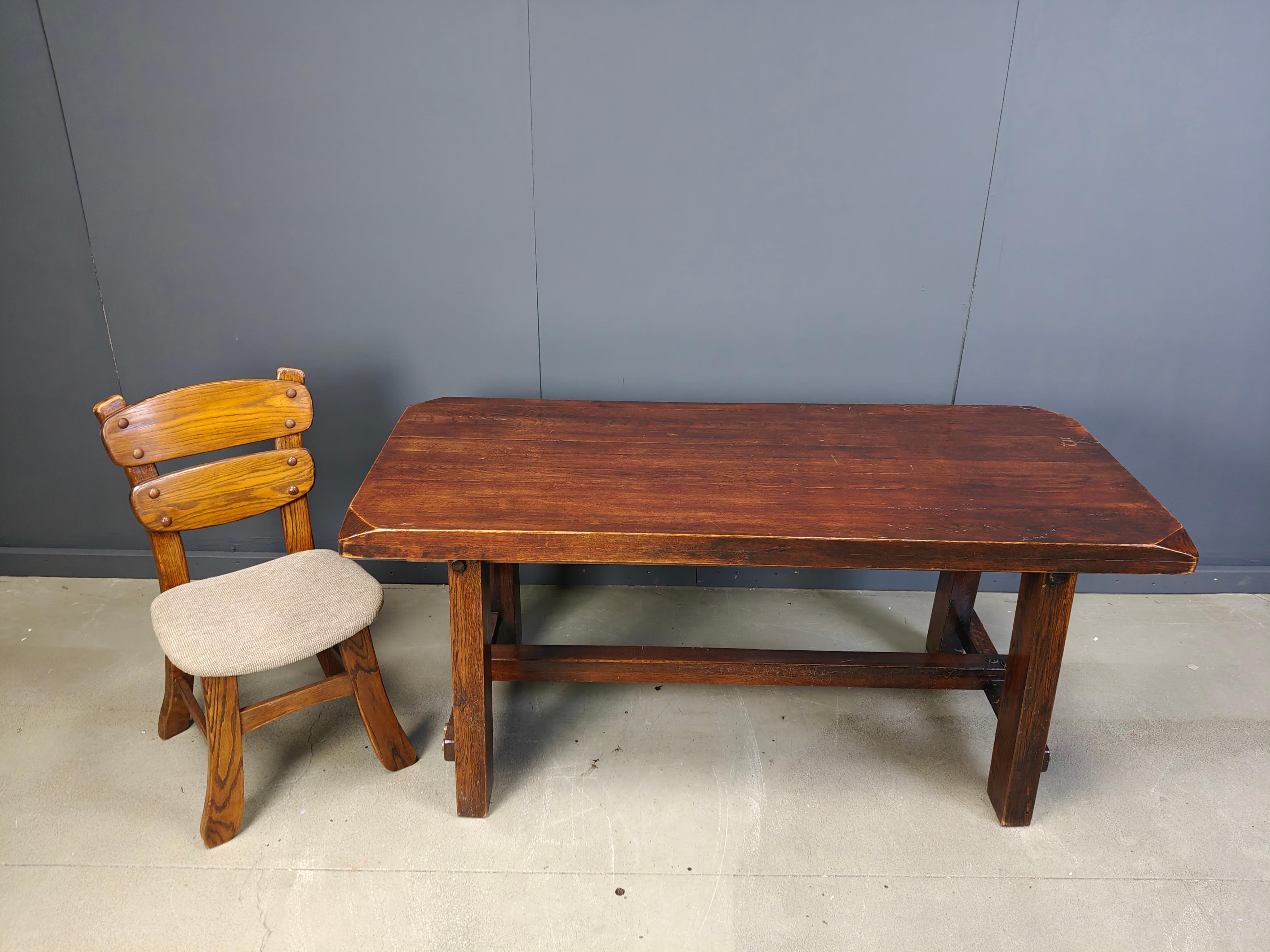 Belge Table de salle à manger brutaliste en bois massif, années 1960 en vente
