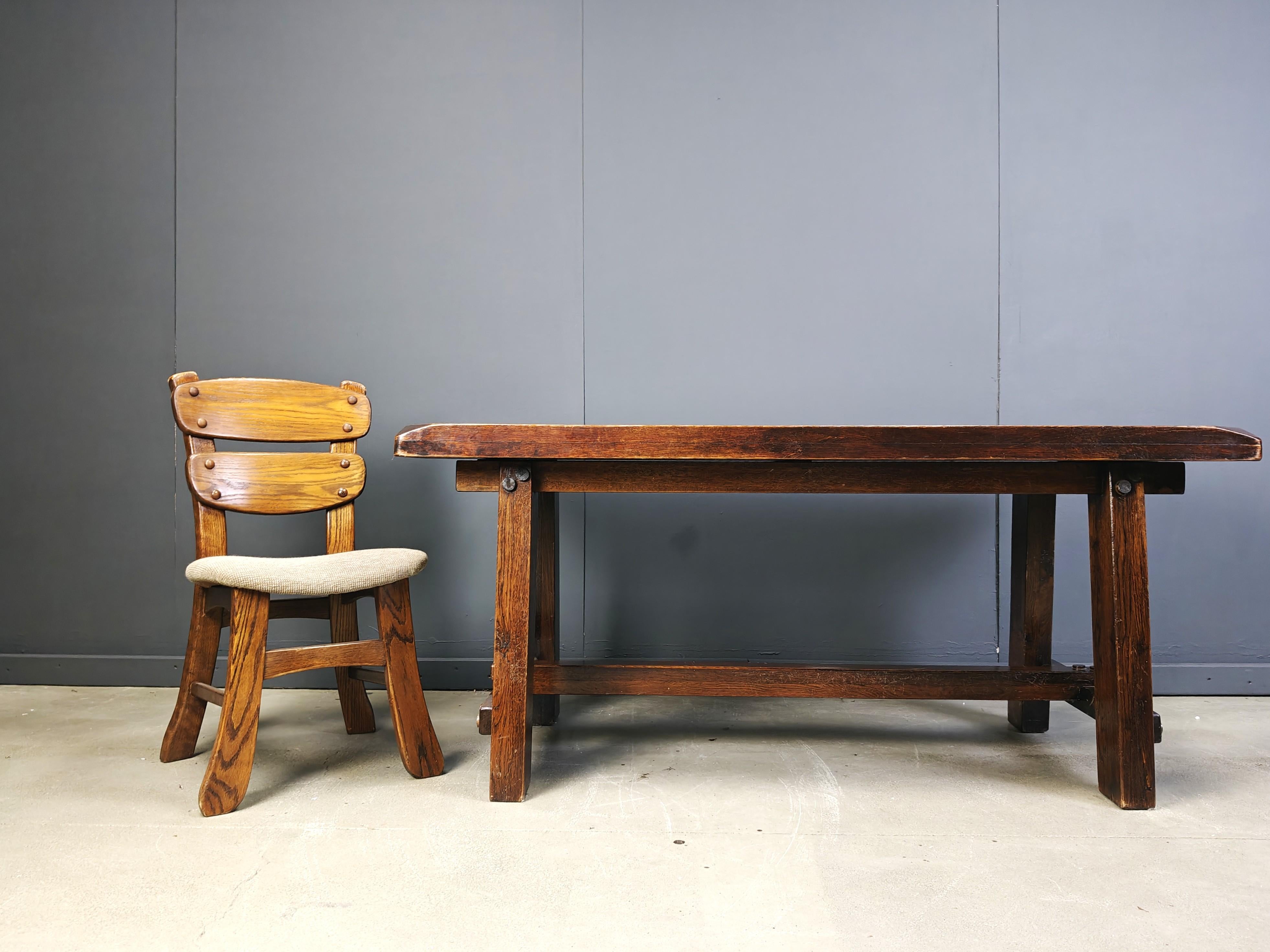Table de salle à manger brutaliste en bois massif, années 1960 Bon état - En vente à Leuven, Vlaams Gewest