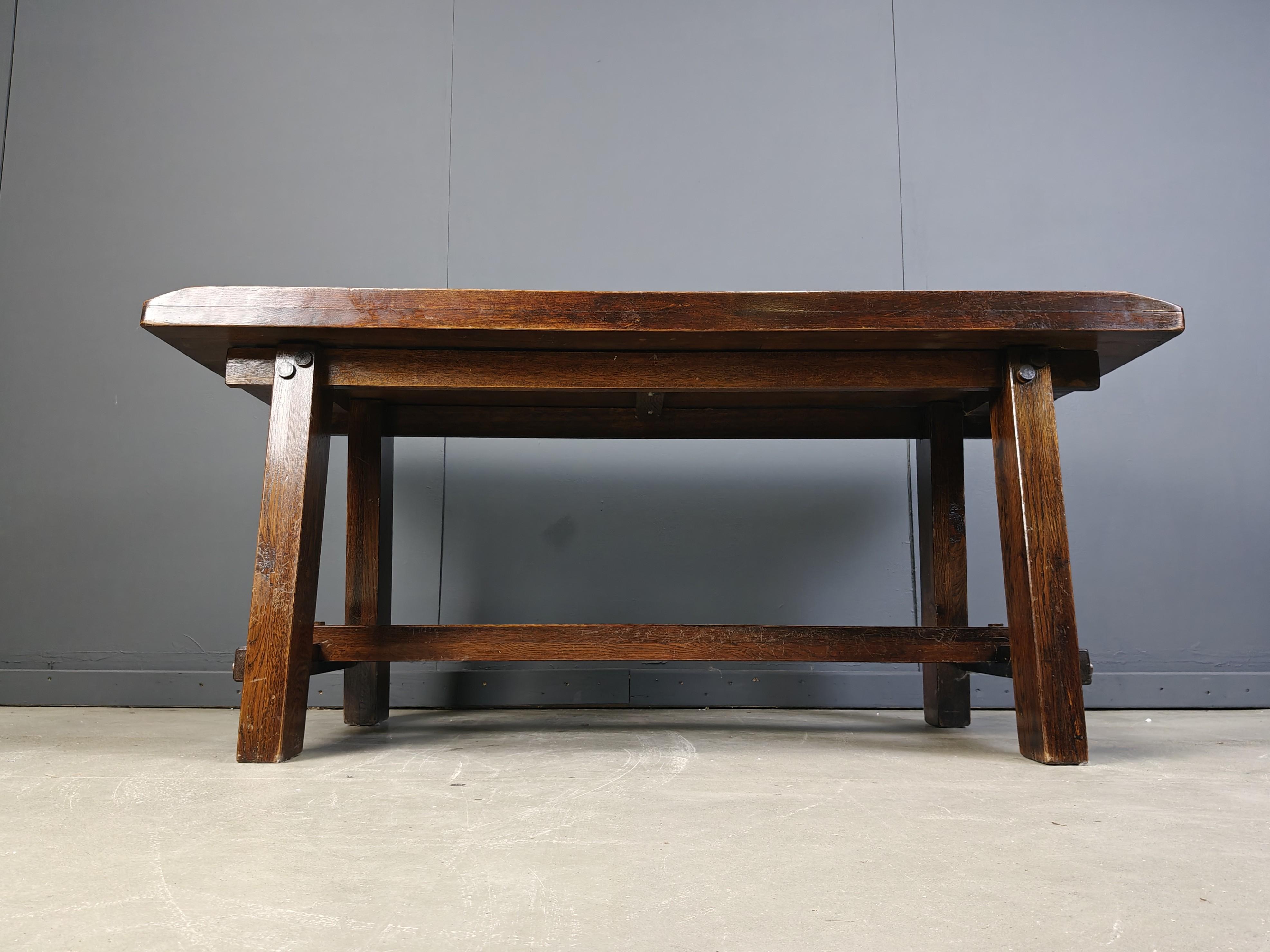 Table de salle à manger brutaliste en bois massif, années 1960 en vente 1