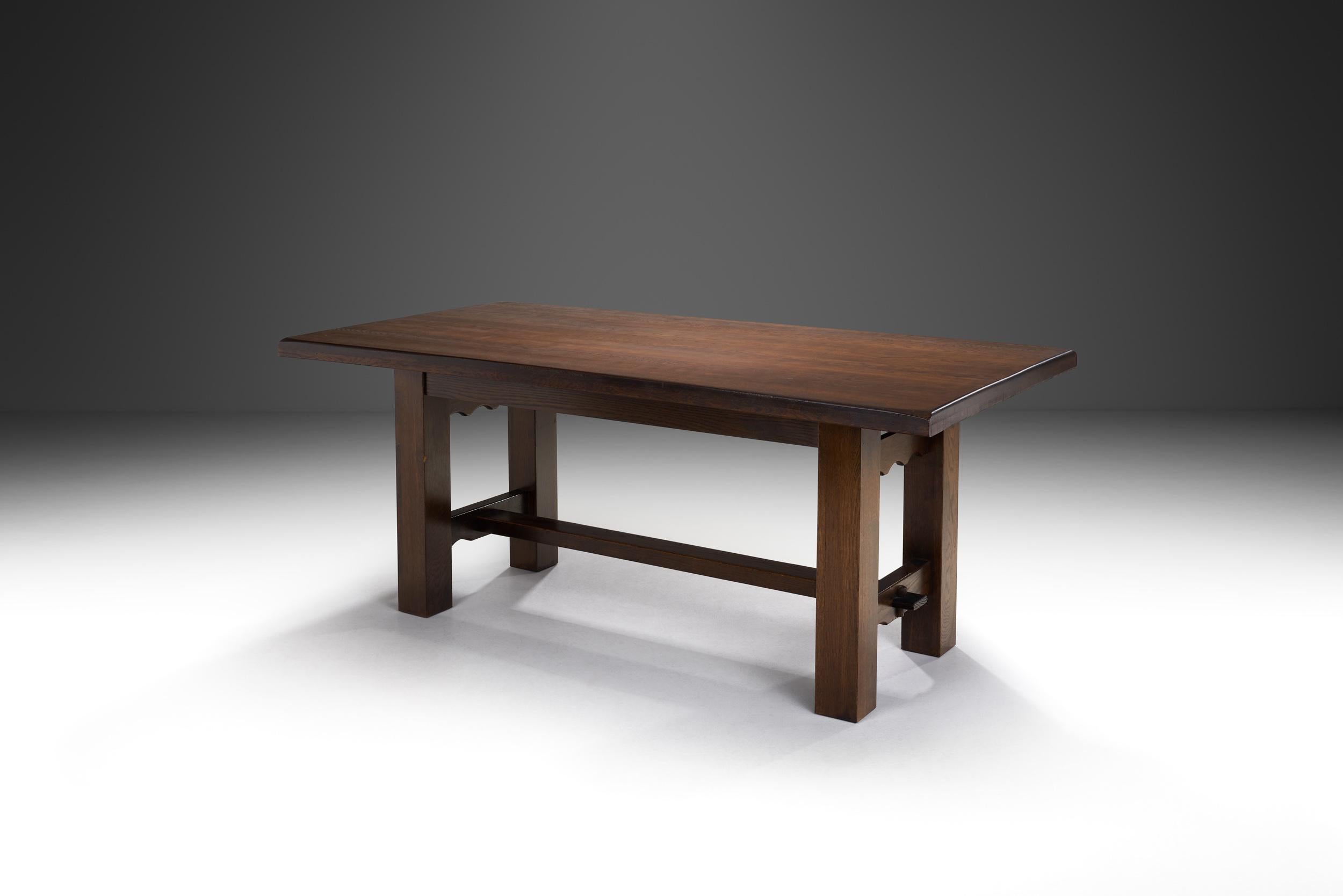 Parmi les idées de design de meubles, les années 1960 ont été déterminantes pour l'émergence du mouvement brutaliste. Ce style a adopté une esthétique brute et robuste et a célébré les qualités inhérentes du bois, du béton, du verre et des matériaux