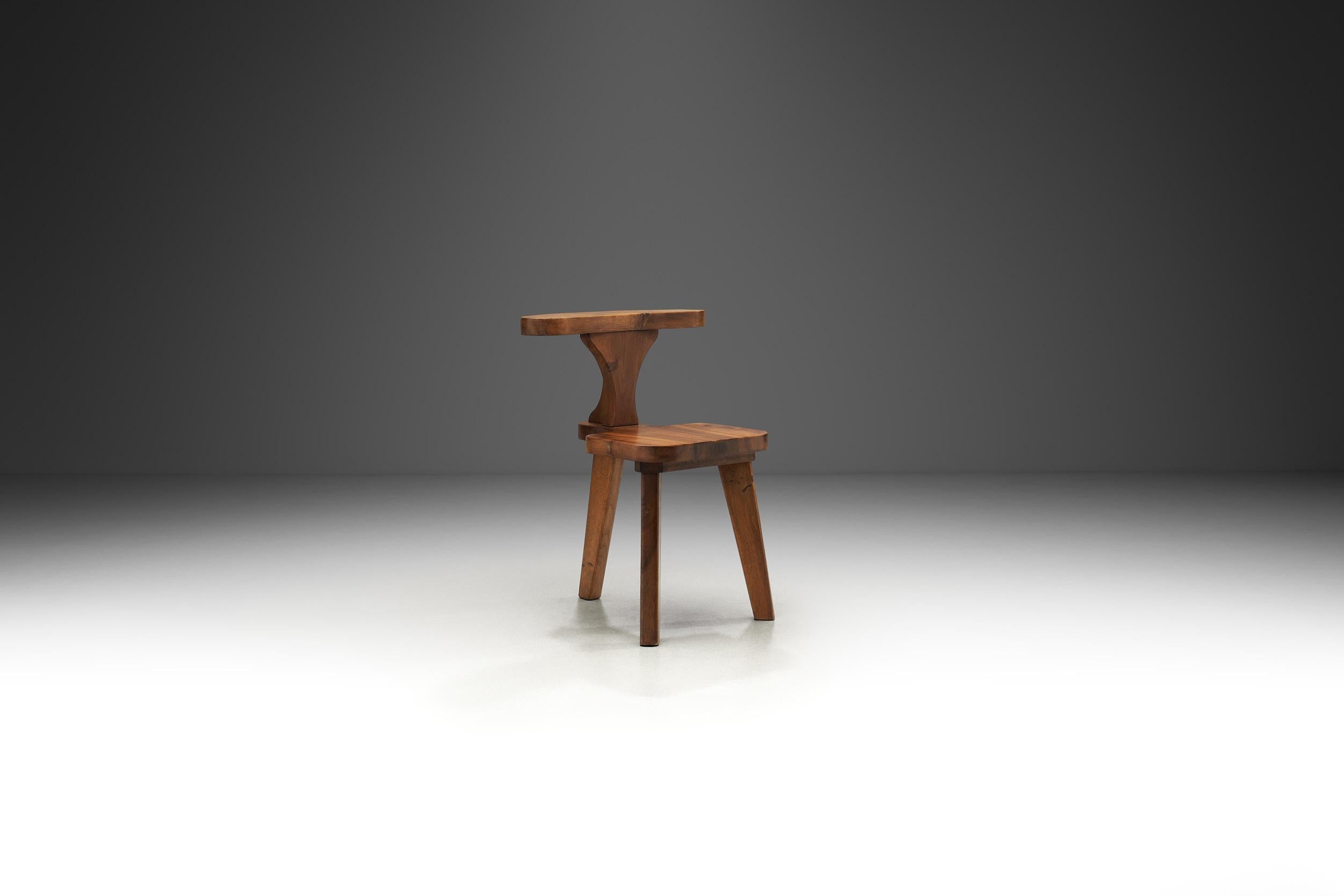 Cette chaise est un exemple frappant du mouvement de conception brutaliste, qui a trouvé son expression dans divers domaines créatifs, notamment l'architecture et la conception de meubles. Le brutalisme, caractérisé par ses formes brutes, non
