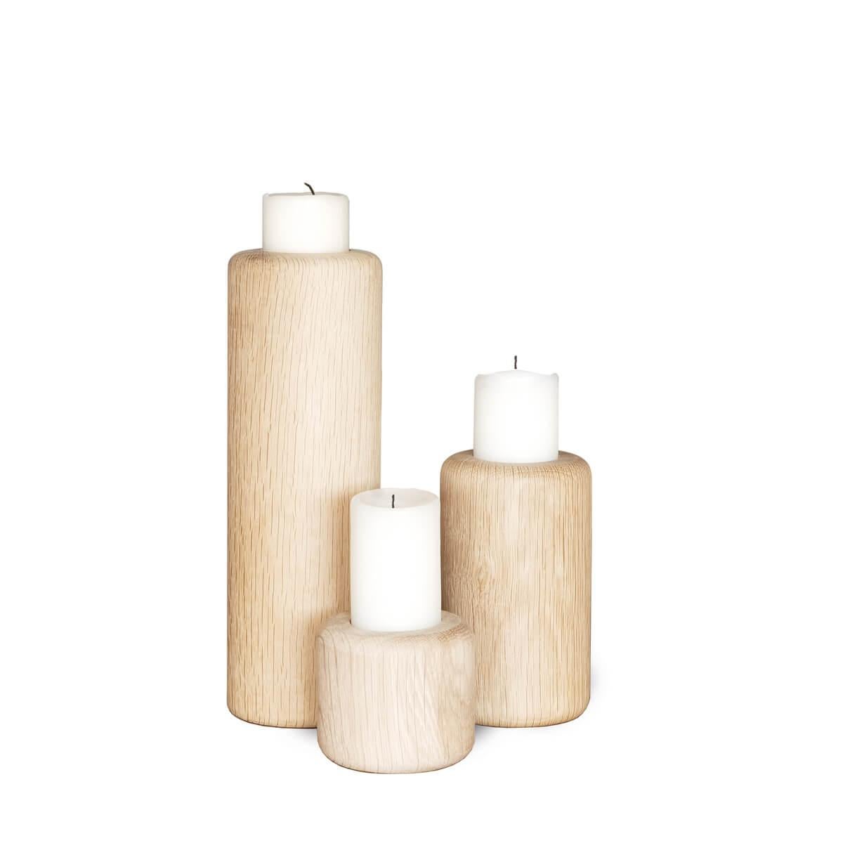 Il portacandele in legno massiccio, minimale e moderno, è realizzato a mano per mostrare la bellezza naturale del legno di cedro. Ogni pezzo presenta i motivi e le texture uniche del legno, evidenziando le sottili crepe e le venature naturali che