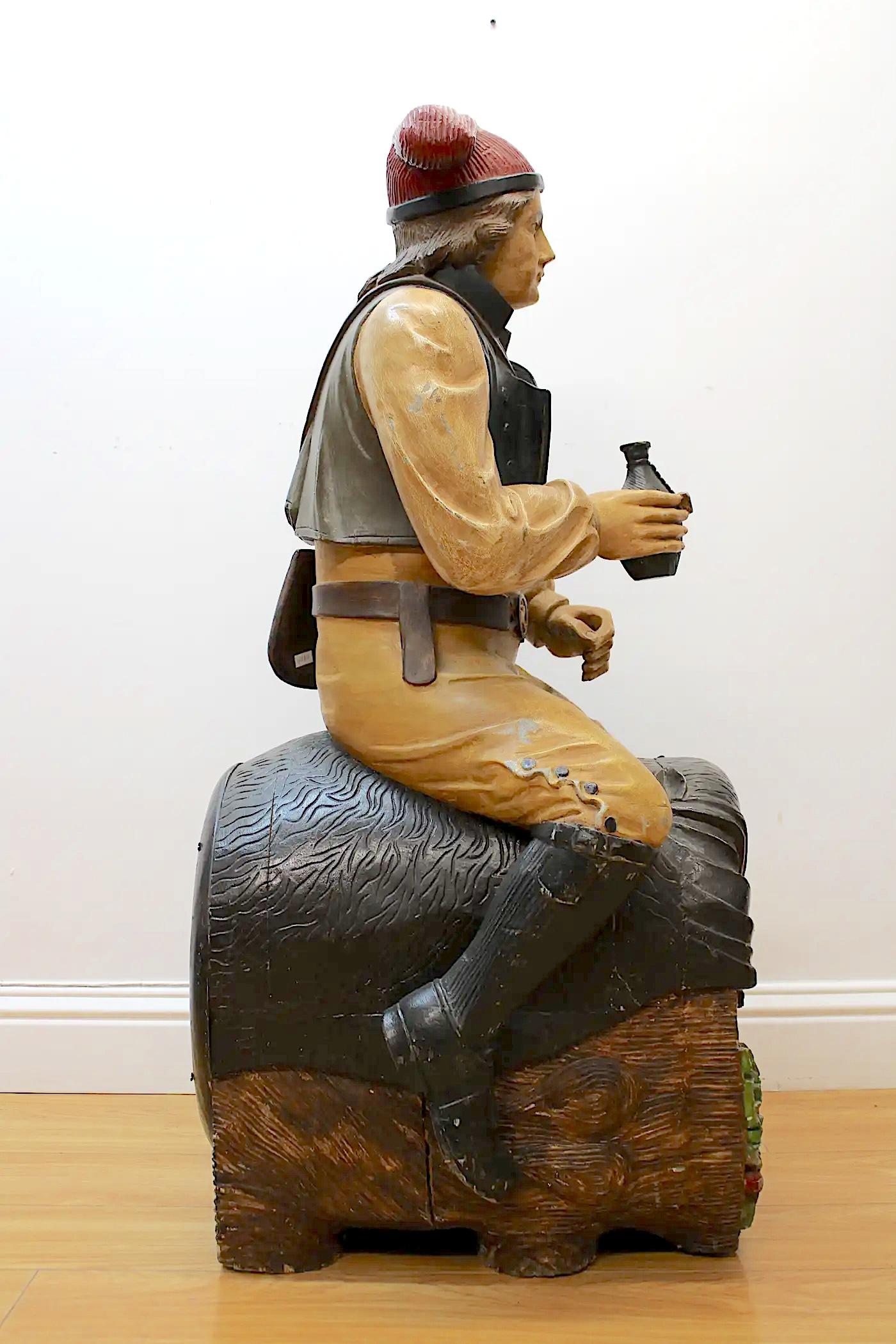 Geschnitzte Skulptur eines Reisenden aus Massivholz auf Wein-/Weinfass (Europäisch) im Angebot