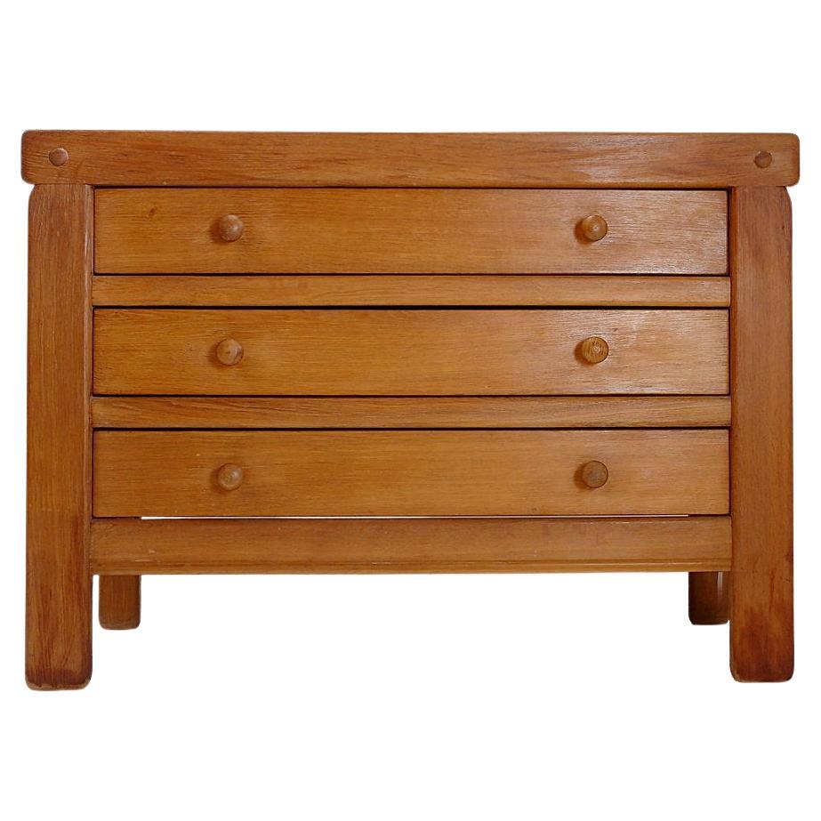 Cassettiera in legno massiccio nello stile di Pierre Chapo - anni '60
