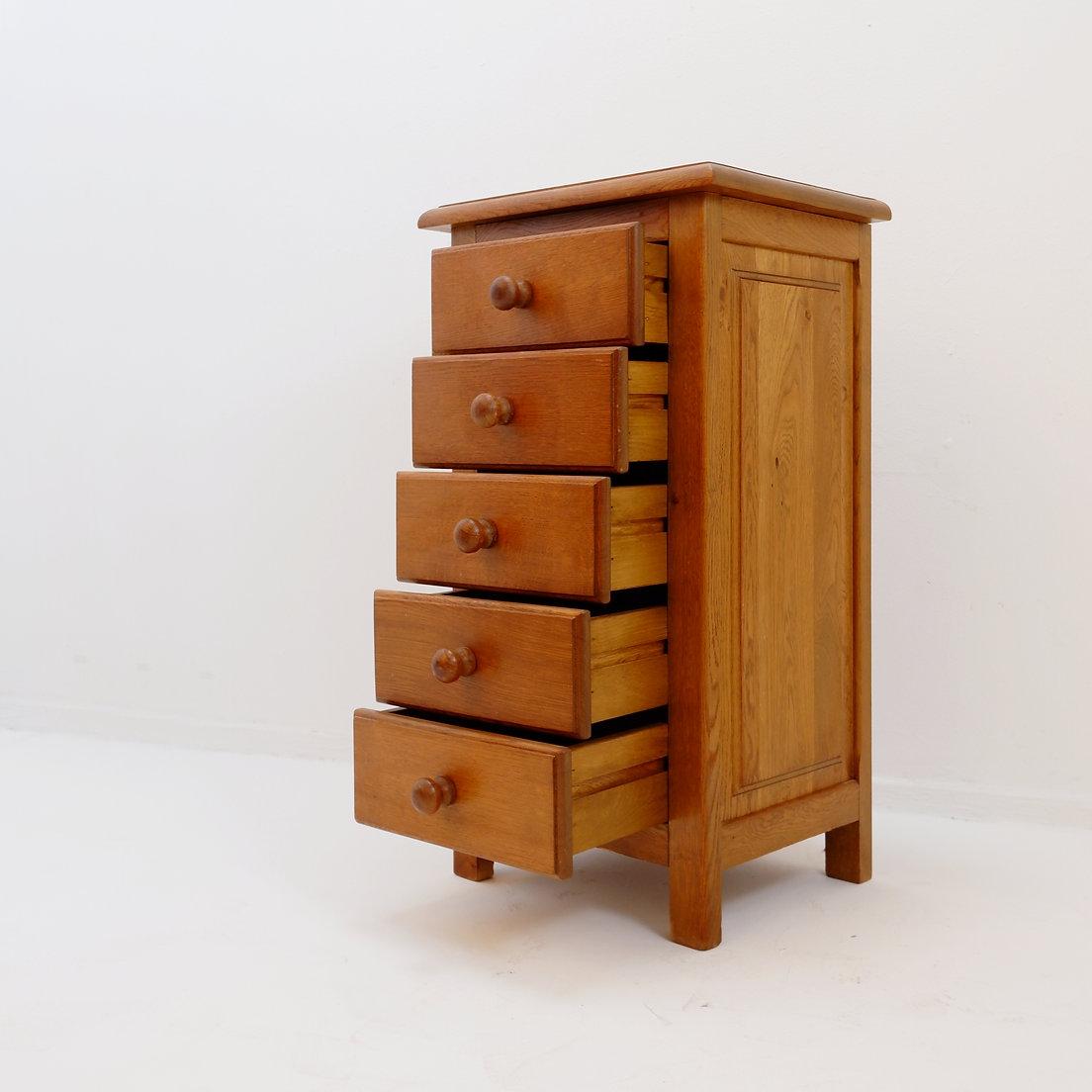 Commode en bois massif à 5 tiroirs Bon état - En vente à Linkebeek, BE