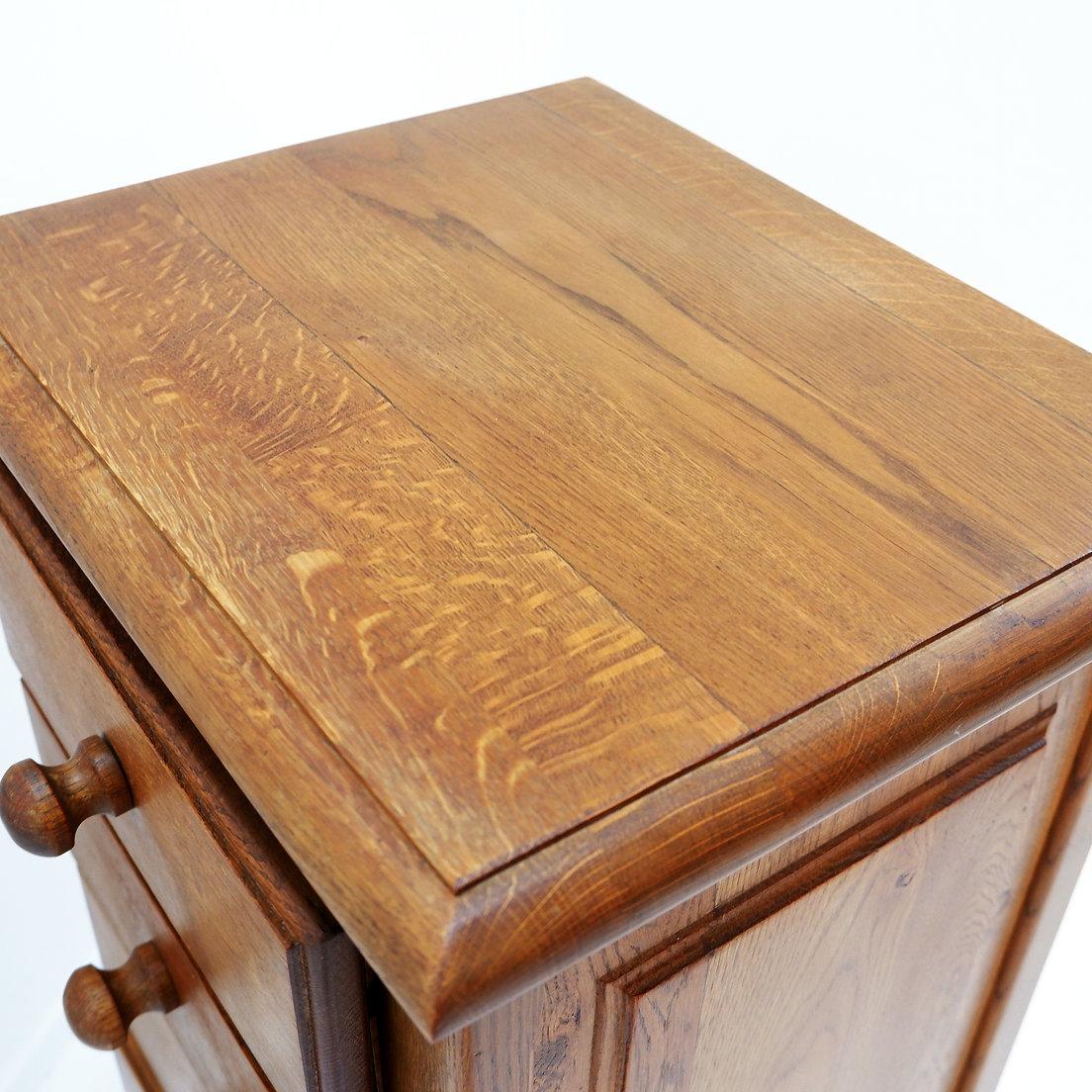 20ième siècle Commode en bois massif à 5 tiroirs en vente