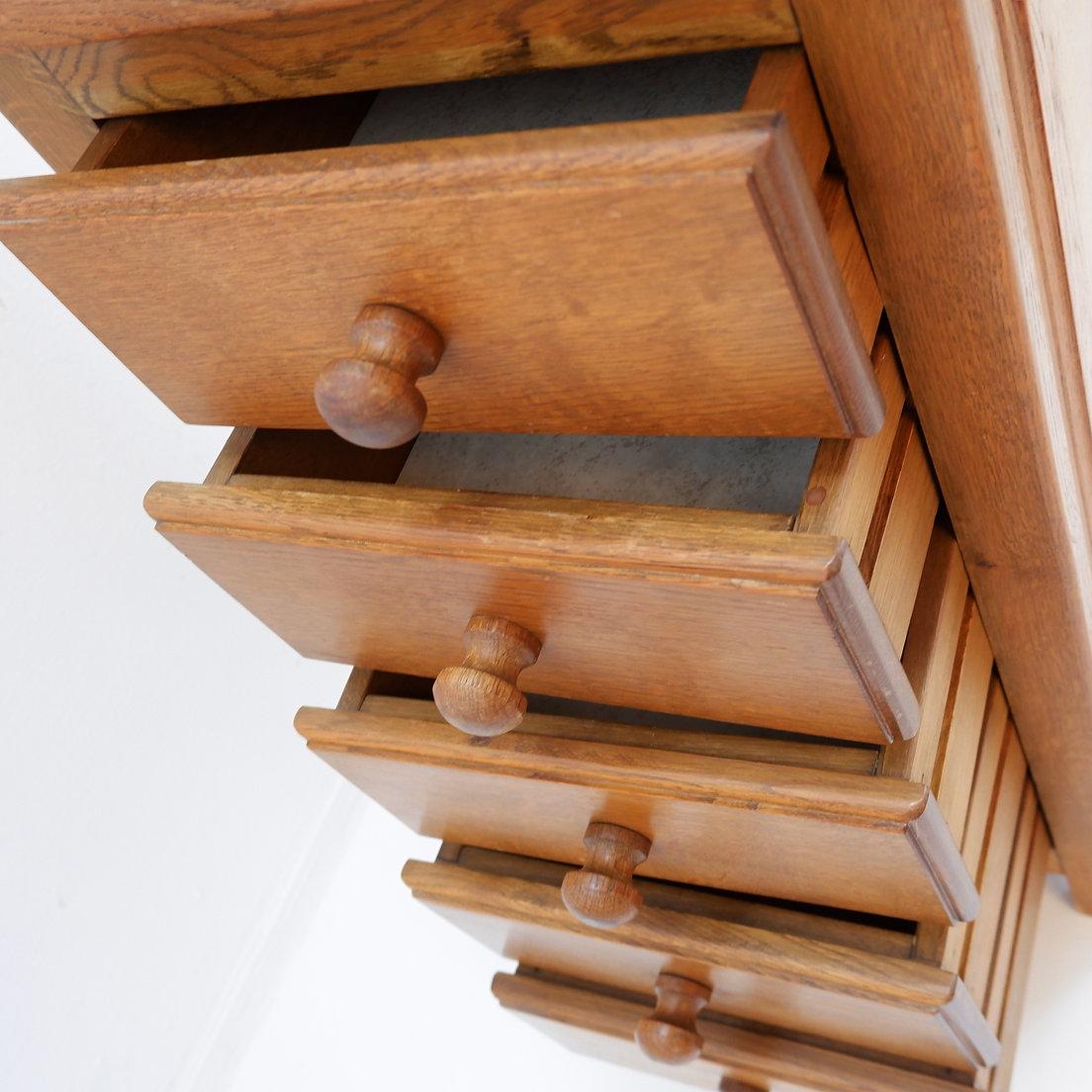 Commode en bois massif à 5 tiroirs en vente 2