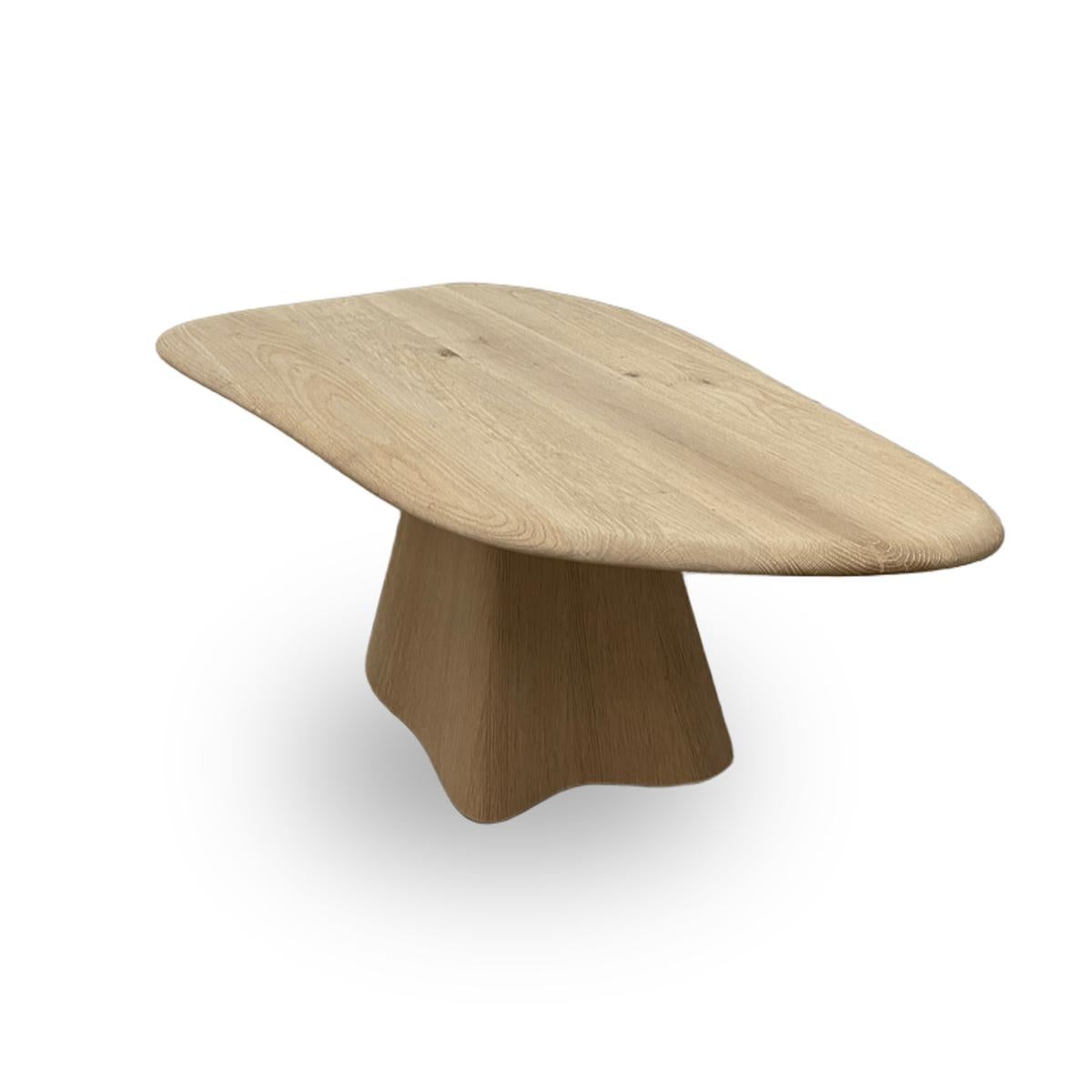 L'ensemble de tables basses en bois massif LAGOON de la série Organic réunit l'élégance du bois de chêne naturel et le raffinement d'un travail artisanal. Chaque table basse en bois moderne de l'ensemble présente un caractère distinct, grâce aux