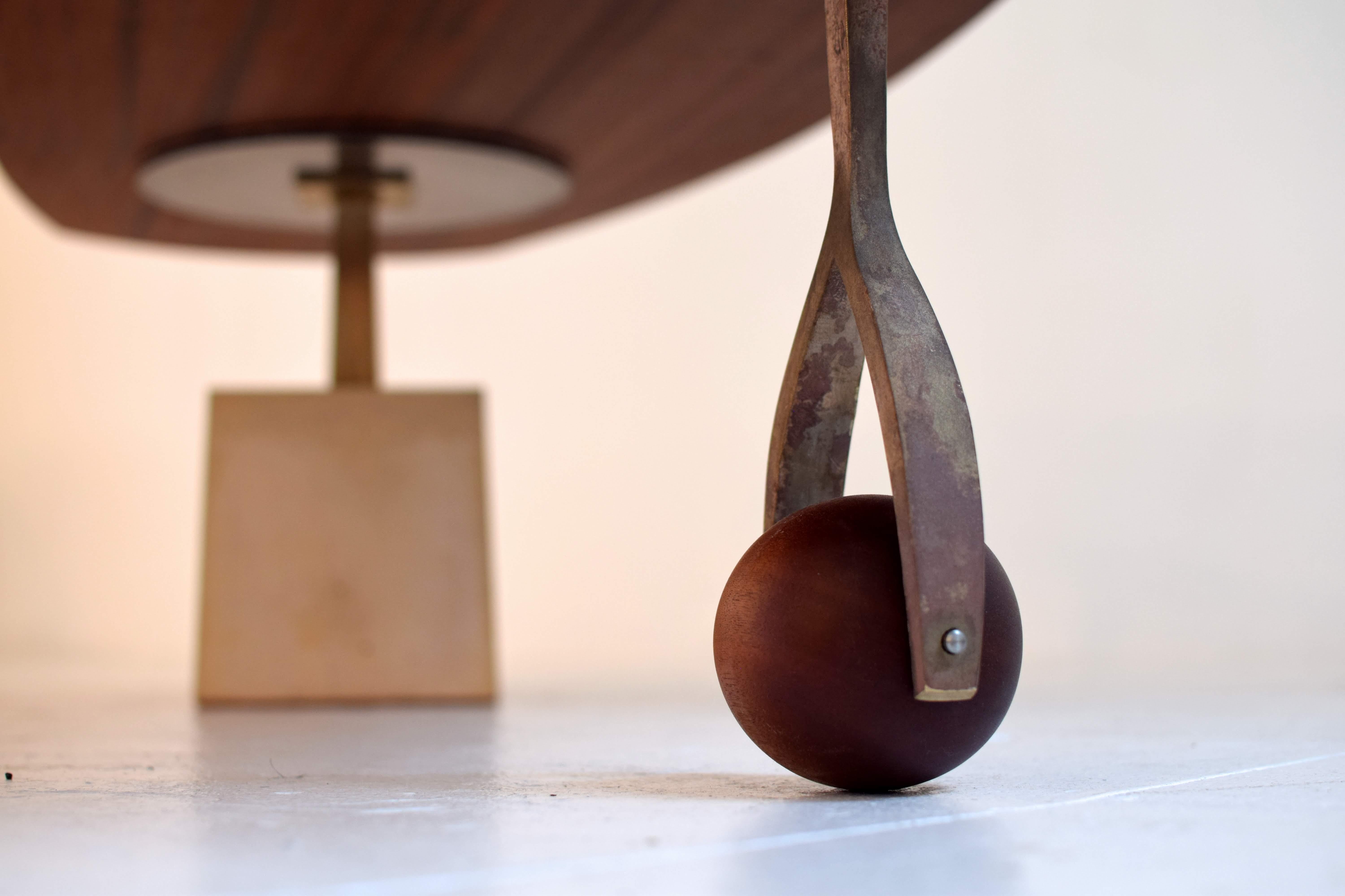 Moderne Table basse en bois massif avec base en béton et tige en bronze:: moderne en vente