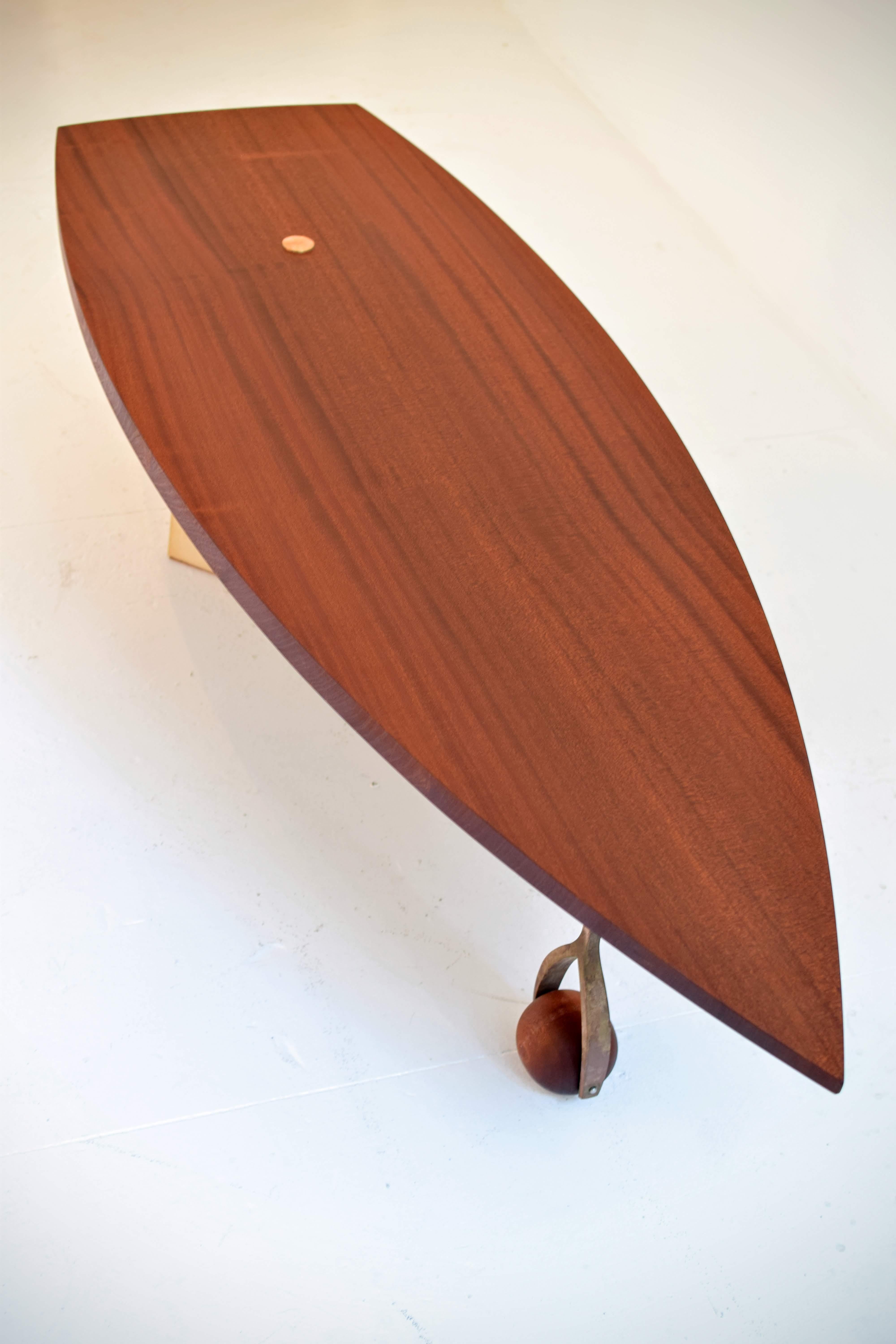 Américain Table basse en bois massif avec base en béton et tige en bronze:: moderne en vente