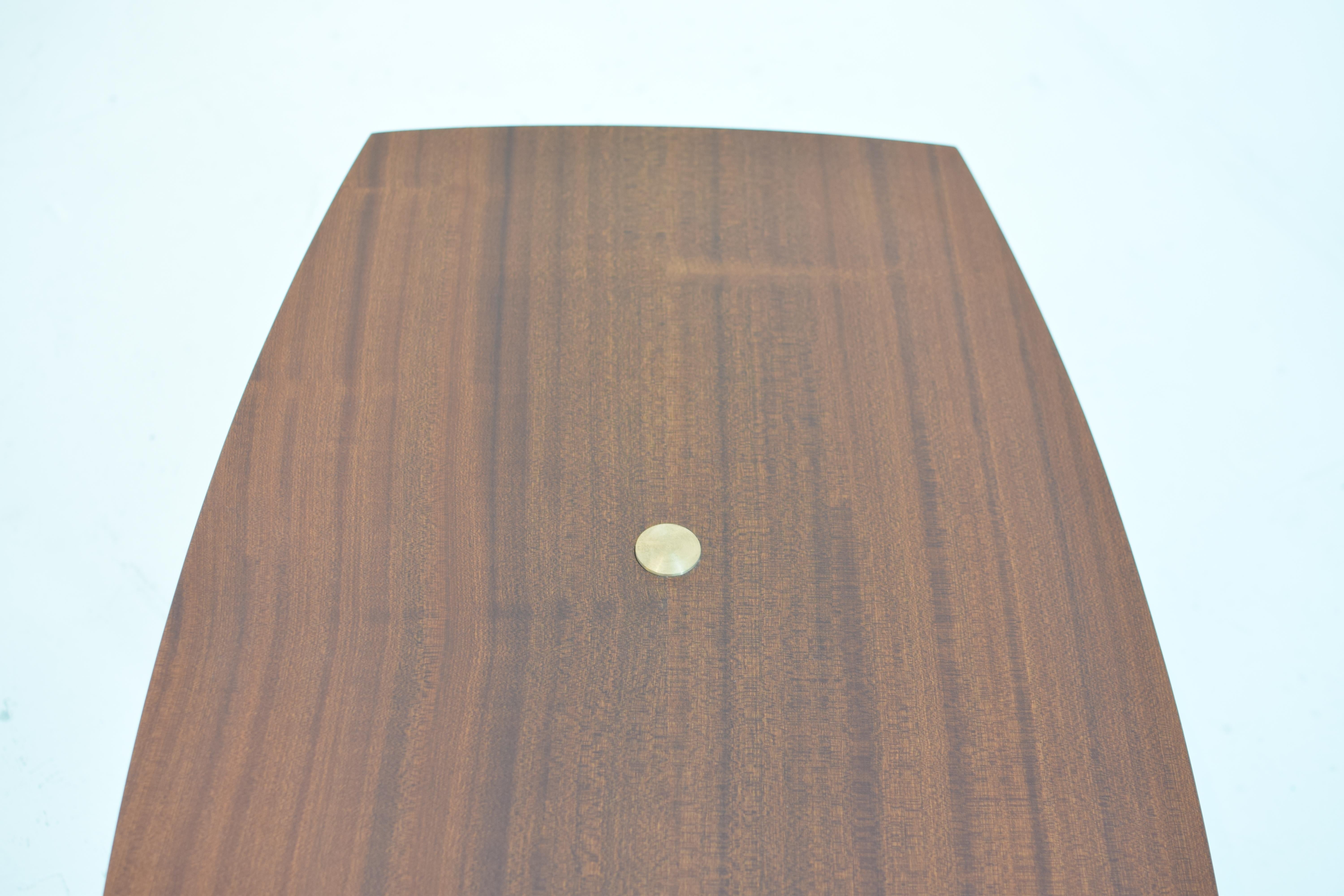 Table basse en bois massif avec base en béton et tige en bronze:: moderne Neuf - En vente à kingston, NY