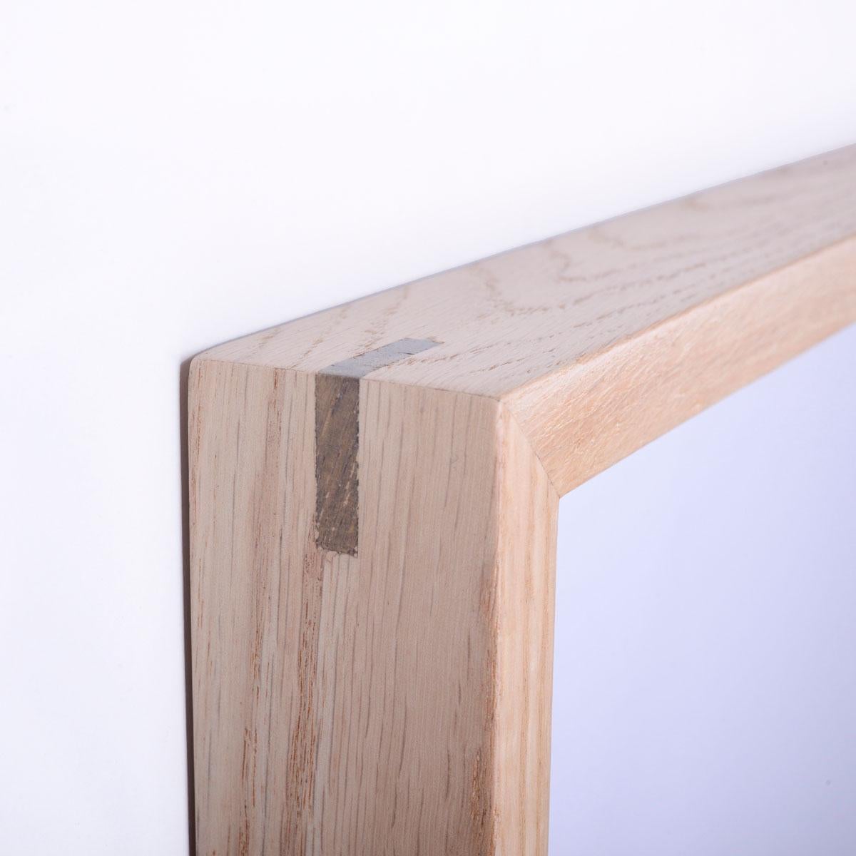 Fabricado íntegramente con madera maciza de roble natural, este marco decorativo de madera adquiere un carácter único gracias a la textura y las vetas distintivas de cada pieza de madera. El roble secado en horno utilizado (con un contenido de