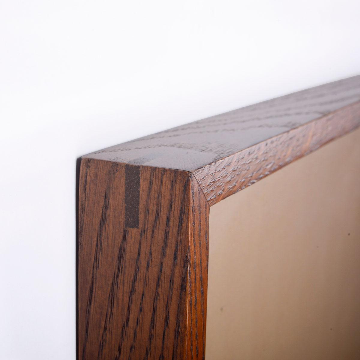 Fabricado íntegramente con madera maciza de roble natural, este marco decorativo de madera adquiere un carácter único gracias a la textura y las vetas distintivas de cada pieza de madera. El roble secado en horno utilizado (con un contenido de