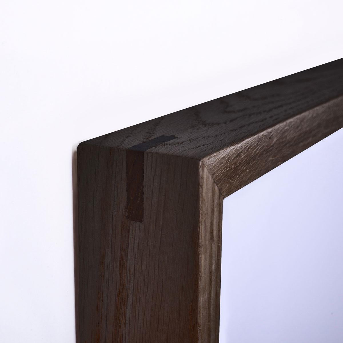 La serie EDGE fue concebida por los diseñadores de Ananas como un marco decorativo multifuncional de madera maciza y meticulosamente fabricado a mano por sus expertos carpinteros. Fabricados con madera de roble natural secada en horno con un