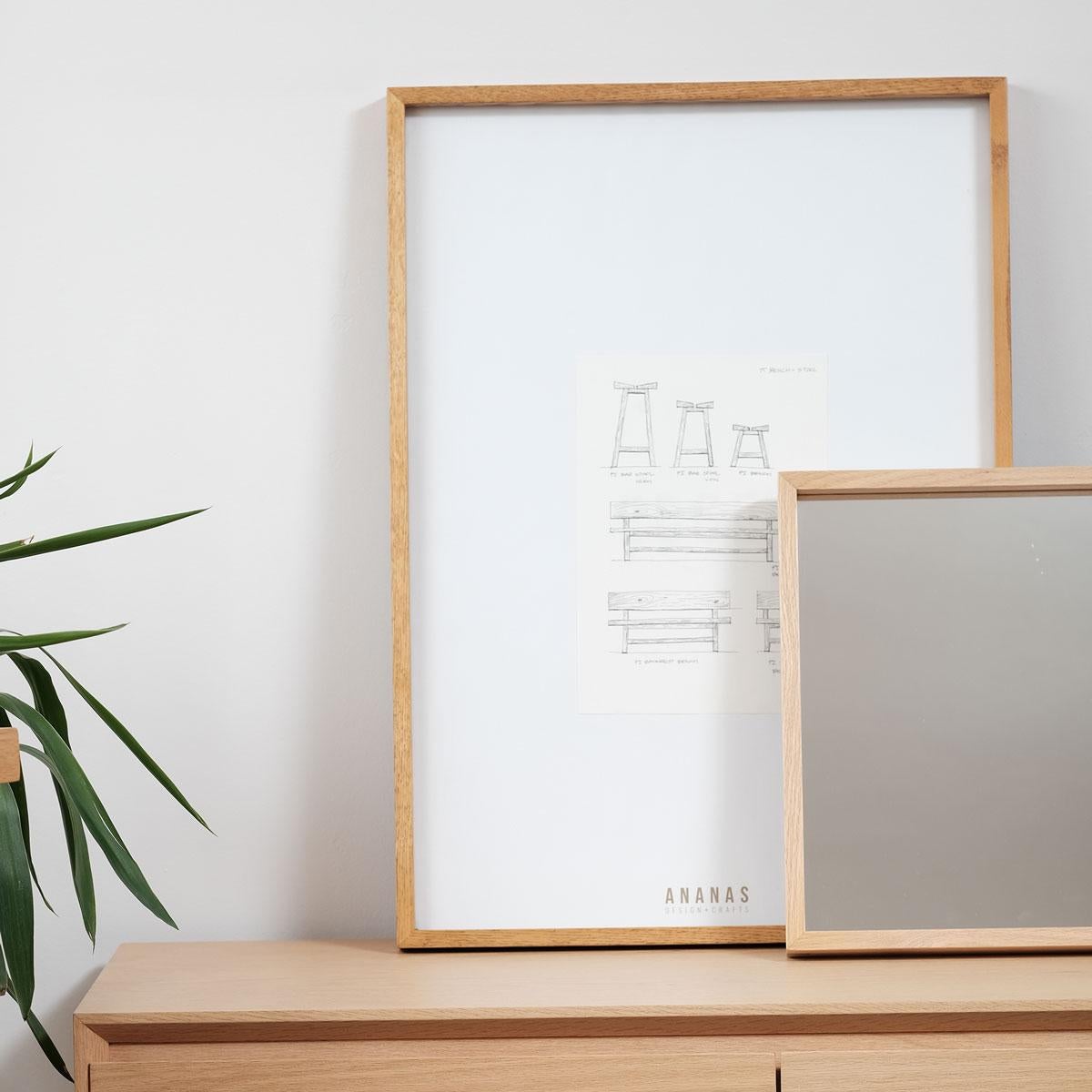 El marco decorativo artesanal de roble macizo de la serie EDGE está hecho de madera maciza de roble natural y complementa maravillosamente tus espacios vitales con su diseño moderno. Con sus líneas elegantes y minimalistas, puede utilizarse en