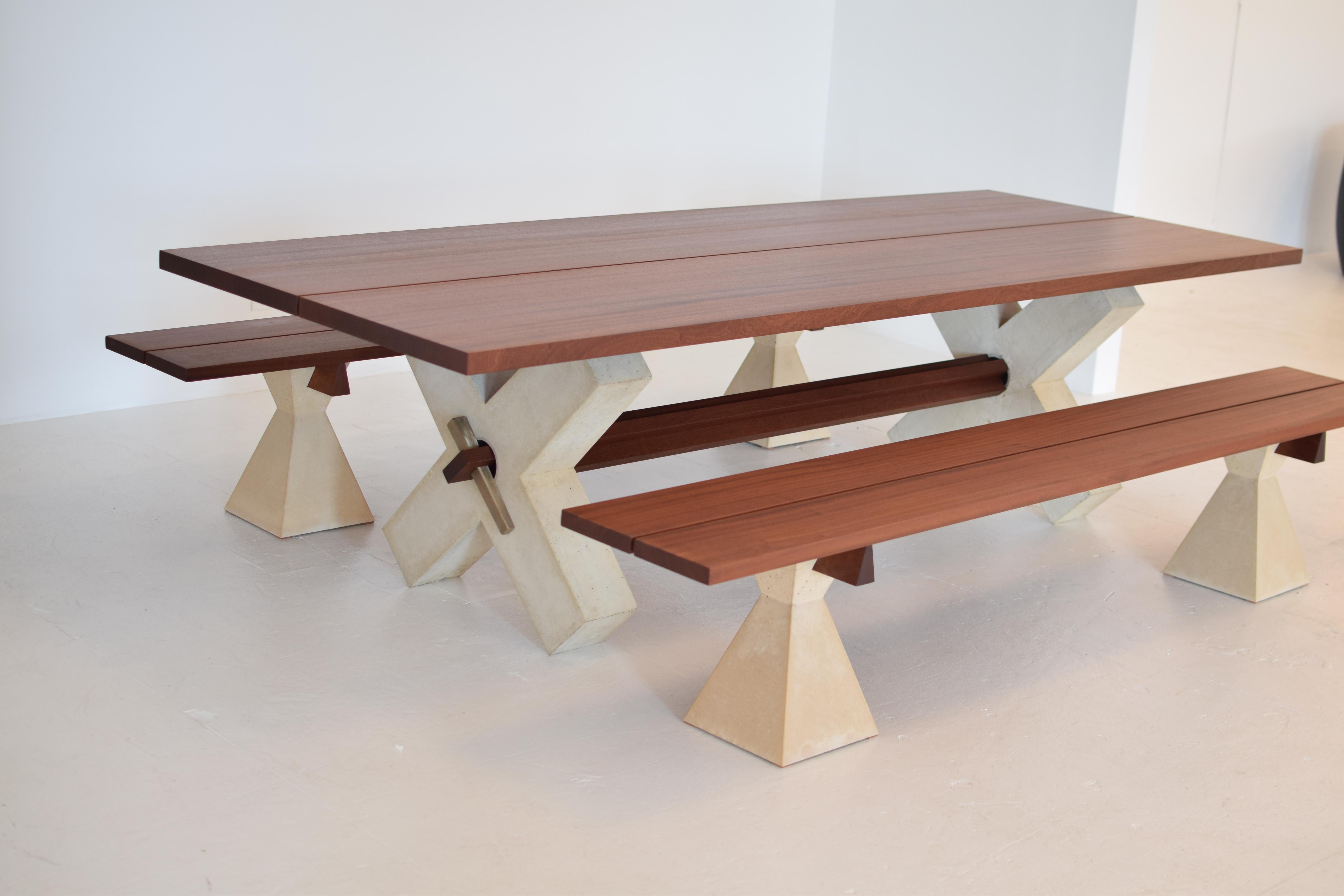 XXIe siècle et contemporain Table de salle à manger moderne en bois massif avec base en béton en vente