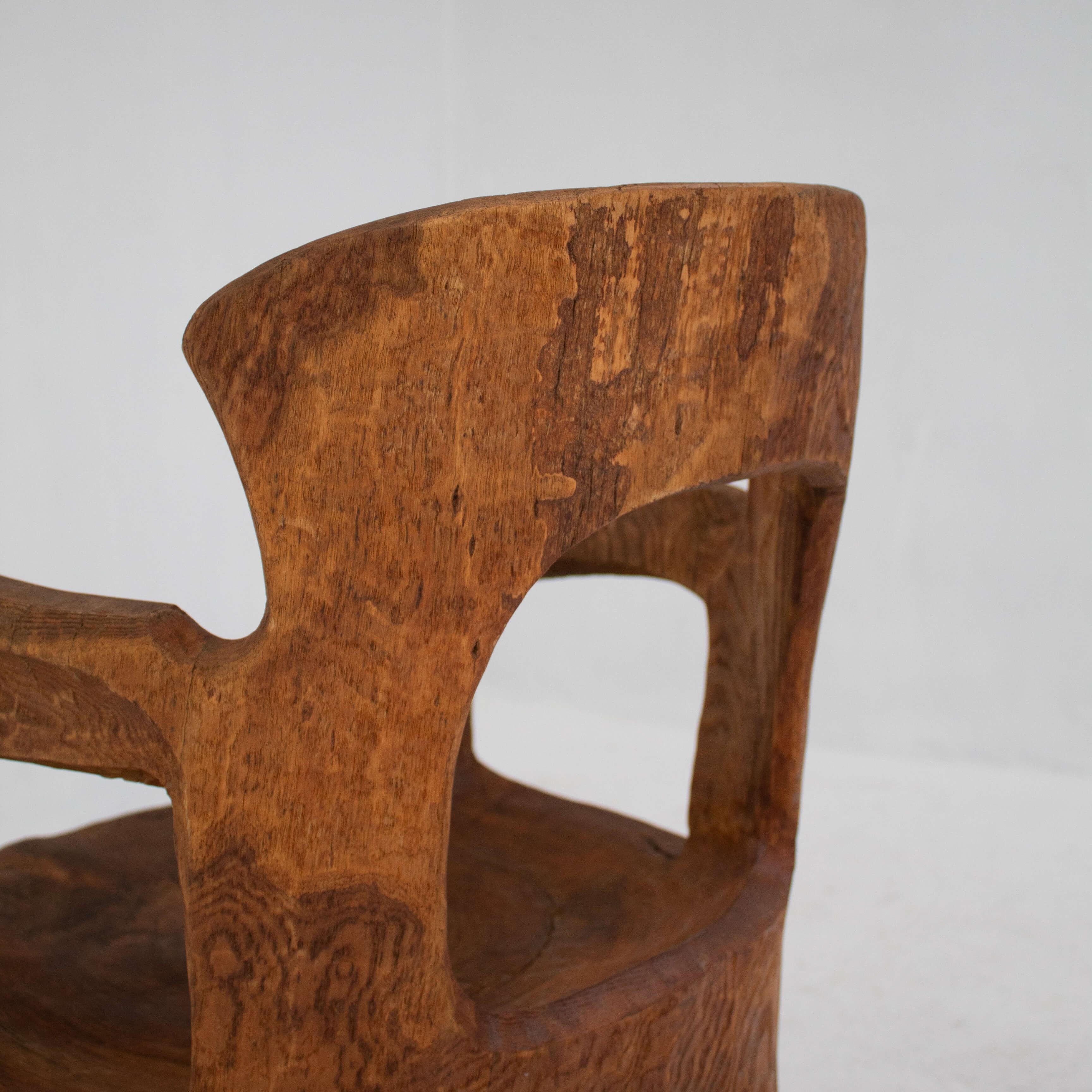 Sculpté à la main Chaise sculptée à la main, design sculptural unique en vente